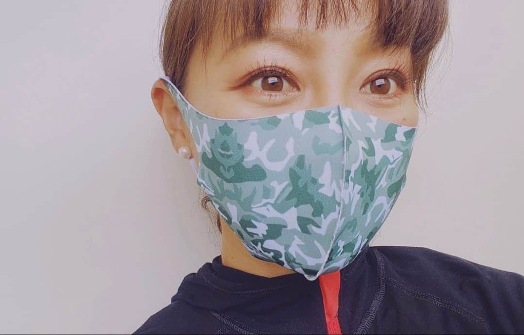 福島和可菜さんのインスタグラム写真 - (福島和可菜Instagram)「マジで身体が痛過ぎるゼ😂😂😂 ヤバい😂（笑）  …って、身体が喜んでるこの感じ、 大好きだけど🥰（笑）  今日の、 FM FUJI 福島和可菜のレッツゴー！ ゴーアウトサンデー！！  聴いて下さった皆様、ありがとうございました😊メッセージもありがとう💌  wakana@fmfuji.jp  まで👍  メッセージテーマは… あなたのLOVE教えて下さい で募集しております😍  あなたのLOVEなものやこと、 好きな理由も添えてお送り下さい😁  お待ちしてまーす✨  今日は迷彩マスク😎やっぱり迷彩柄を身に付けると、みんなに似合うって言われる🥰  普段は外食が多い私ですが、 今日はおうちごはんです🍺  何食べるべ🍺🍺🍺  って、🍺マークしか思い付かん（笑）  #筋肉痛 #ハイレベル #ヤバい #笑 #喜び #Love #running #迷彩 #マスク #fm #fuji #ありがとう #message #メッセージ #待ってます #radio #おうちごはん #何食べよう #beer #ビール #いただきます #独り酒 #独り飯 #enjoy #乾杯 #💌 #🍺 #❤️ #🍚 #😋」11月22日 20時34分 - fukushimawakana