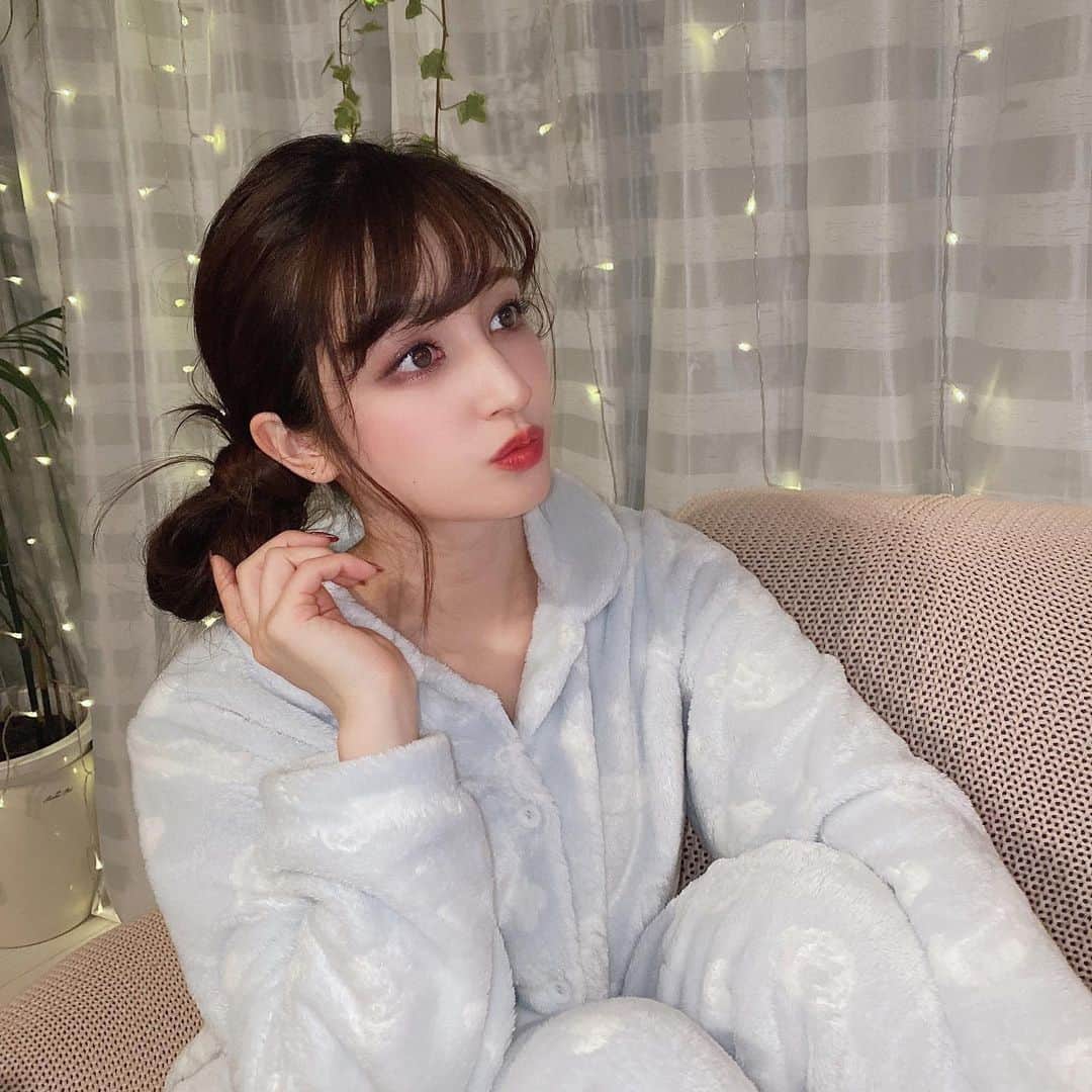 のインスタグラム：「off...☕💭  髪の毛ピヨってなってるーー;ㅅ;笑 大好きなラデュレのパジャマ着てるよ モッコモコでふわふわの気持ちがいい 冬のパジャマ…🐏 水色を選んだよ〜！！！ @les_secrets_by_laduree_narue  ﻿ 12月1日〜14日まで、ラフォーレ原宿でポップアップするみたいだよ♪ 私も行こうと思う〜＼^^／  #lessence_de_la_beauté #ラデュレ #ルームウェア #パジャマ #部屋着 #水色パジャマ #新希咲乃 #LADUREE」