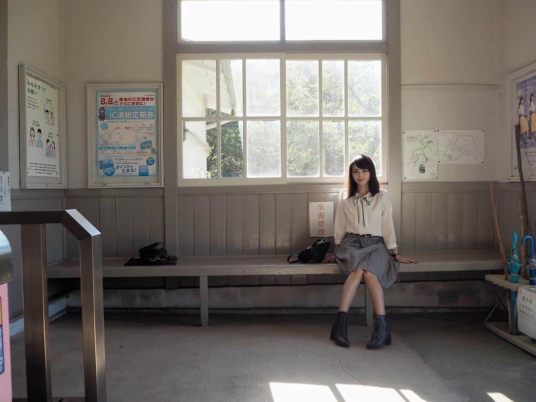 伊藤桃さんのインスタグラム写真 - (伊藤桃Instagram)「【#南海高野線 下古沢駅】 TIME&SPACEさんの秘境駅特集オフショット編その2♥ 次の駅は、下古沢駅です。 記事はこちらをよんでね🙌 ➡️ https://time-space.kddi.com/au-kddi/20201027/3004 無料でみられるよ❤ ┈┈┈┈┈┈┈┈┈┈ お次に訪れたのは下古沢駅。 1928年の開業当時からかわらぬレトロモダンな木造駅舎です。 こういう駅にも駅員さんがいるのが高野線のすごいところ。 手書き和紙、「高野紙」の産地の旧下古沢村から名付けれた駅名ですが、かつては百軒ほどあった造り手もいまやわずか1軒ばかりとか。 駅の正面は崖のようになっており、集落を見下ろすことができました。 本文にある柿の葉寿司をかったドライブインもこの集落です。 まだ9月、夏の終わりの1日。 セミの鳴き声がすでに懐かしいです…✨ つづく🙌♥ ✂︎-----------------㋖㋷㋣㋷線-------------------✂︎ #南海電車 #南海電鉄 #高野線 #駅舎めぐり #mtkoya」11月22日 20時45分 - itomomo_tetsu