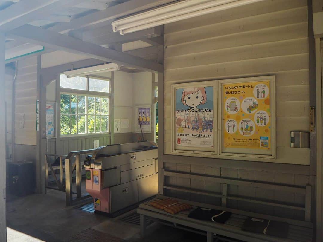 伊藤桃さんのインスタグラム写真 - (伊藤桃Instagram)「【#南海高野線 下古沢駅】 TIME&SPACEさんの秘境駅特集オフショット編その2♥ 次の駅は、下古沢駅です。 記事はこちらをよんでね🙌 ➡️ https://time-space.kddi.com/au-kddi/20201027/3004 無料でみられるよ❤ ┈┈┈┈┈┈┈┈┈┈ お次に訪れたのは下古沢駅。 1928年の開業当時からかわらぬレトロモダンな木造駅舎です。 こういう駅にも駅員さんがいるのが高野線のすごいところ。 手書き和紙、「高野紙」の産地の旧下古沢村から名付けれた駅名ですが、かつては百軒ほどあった造り手もいまやわずか1軒ばかりとか。 駅の正面は崖のようになっており、集落を見下ろすことができました。 本文にある柿の葉寿司をかったドライブインもこの集落です。 まだ9月、夏の終わりの1日。 セミの鳴き声がすでに懐かしいです…✨ つづく🙌♥ ✂︎-----------------㋖㋷㋣㋷線-------------------✂︎ #南海電車 #南海電鉄 #高野線 #駅舎めぐり #mtkoya」11月22日 20時45分 - itomomo_tetsu
