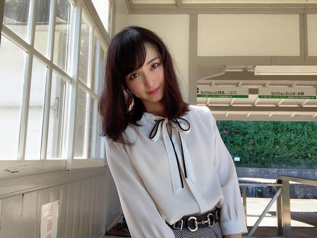 伊藤桃さんのインスタグラム写真 - (伊藤桃Instagram)「【#南海高野線 下古沢駅】 TIME&SPACEさんの秘境駅特集オフショット編その2♥ 次の駅は、下古沢駅です。 記事はこちらをよんでね🙌 ➡️ https://time-space.kddi.com/au-kddi/20201027/3004 無料でみられるよ❤ ┈┈┈┈┈┈┈┈┈┈ お次に訪れたのは下古沢駅。 1928年の開業当時からかわらぬレトロモダンな木造駅舎です。 こういう駅にも駅員さんがいるのが高野線のすごいところ。 手書き和紙、「高野紙」の産地の旧下古沢村から名付けれた駅名ですが、かつては百軒ほどあった造り手もいまやわずか1軒ばかりとか。 駅の正面は崖のようになっており、集落を見下ろすことができました。 本文にある柿の葉寿司をかったドライブインもこの集落です。 まだ9月、夏の終わりの1日。 セミの鳴き声がすでに懐かしいです…✨ つづく🙌♥ ✂︎-----------------㋖㋷㋣㋷線-------------------✂︎ #南海電車 #南海電鉄 #高野線 #駅舎めぐり #mtkoya」11月22日 20時45分 - itomomo_tetsu