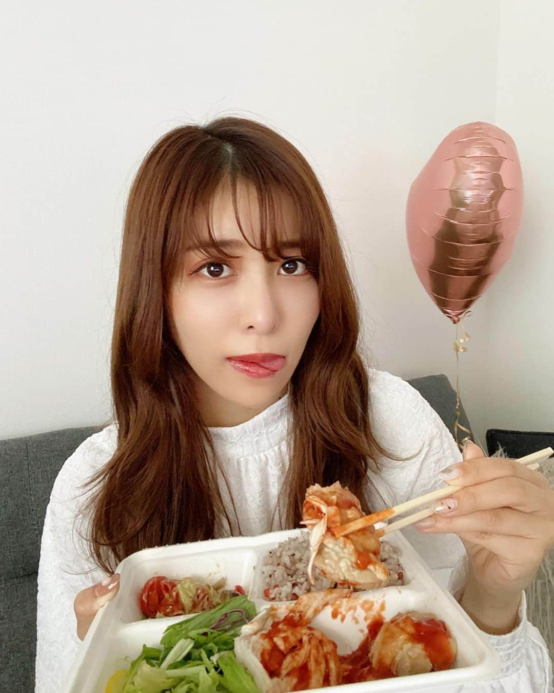 桃衣香帆さんのインスタグラム写真 - (桃衣香帆Instagram)「最近外食が続いてしまっていたので、調整するために自分監修のお弁当 @chickenworks_shirokane_  を🐓 テイクアウトでもUberでも利用できるので是非...！♡」11月22日 20時45分 - momoikaho