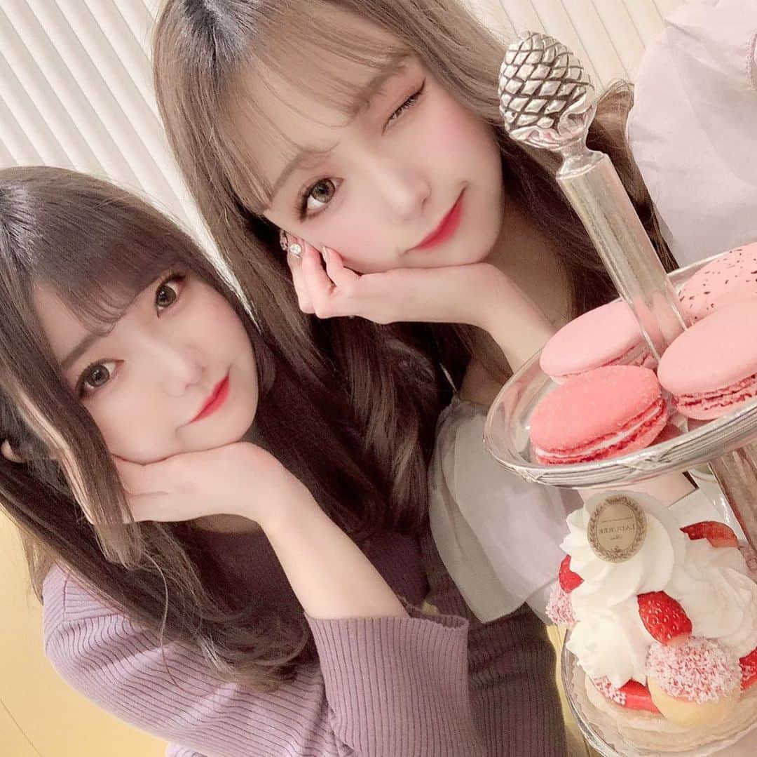 あやちゃんさんのインスタグラム写真 - (あやちゃんInstagram)「かわいいが詰まったLADUREEのアフタヌーンティー☁️🍓🫖☕️💕 ケーキは好きなの選べてマカロンも選べるよ💗全部ピンクになった😛 黄色の席とピンクの席があって どっちもかわいいね🥺🥺 #laduree #ladureeparis #ladureecafe #laduree青山  #ラデュレ #ラデュレ青山店 #ラデュレカフェ #アフタヌーンティー #アフタヌーンティーセット #アフタヌーンティー巡り #表参道カフェ #表参道ランチ #表参道スイーツ #表参道カフェ巡り #東京カフェ #マカロン #マカロンケーキ #miumiu #miumiubag #miumiuバッグ #ミュウミュウ #韓国カフェ #カフェ巡り #明治神宮前カフェ #スイーツ #スイーツ巡り」11月22日 20時37分 - aya.you.love.r