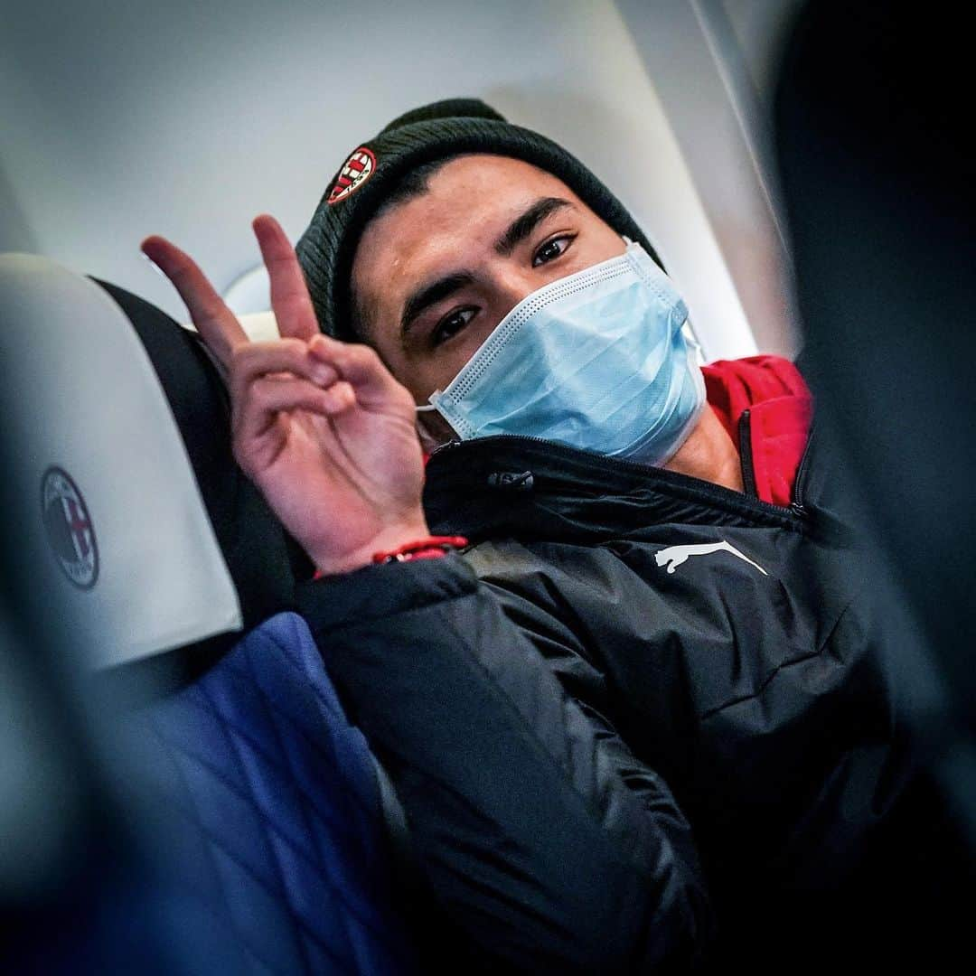 ACミランさんのインスタグラム写真 - (ACミランInstagram)「Day trip to Naples, let’s take the prize home 👊  #NapoliMilan 🔴⚫ #SempreMilan」11月22日 20時38分 - acmilan