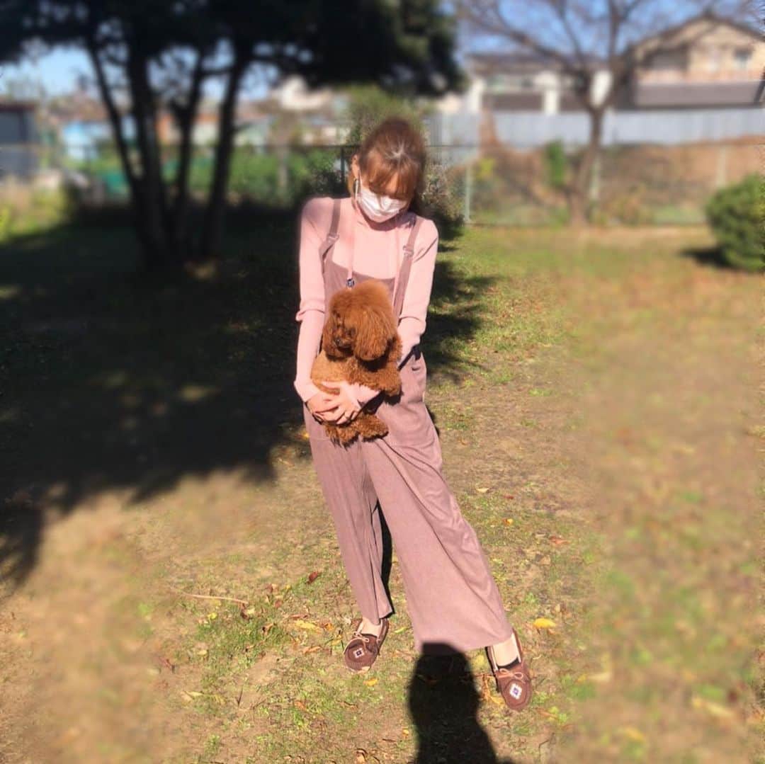 町田亜里香のインスタグラム：「この前のお洋服👗✨ . . tops... @hm だったかな？ all-in-one... @grshimamura  というプチプラさん👗ˎˊ˗ . . このしまむらのall-in-one可愛い😍 . 背景が田舎すぎたので、 ちょっぴりモザイク🤫 . #しまむら購入品 #しまむら  #しまパト #しまむらコーデ #プチプラコーデ #プチプラ #ママ  #ママコーデ #プードル」
