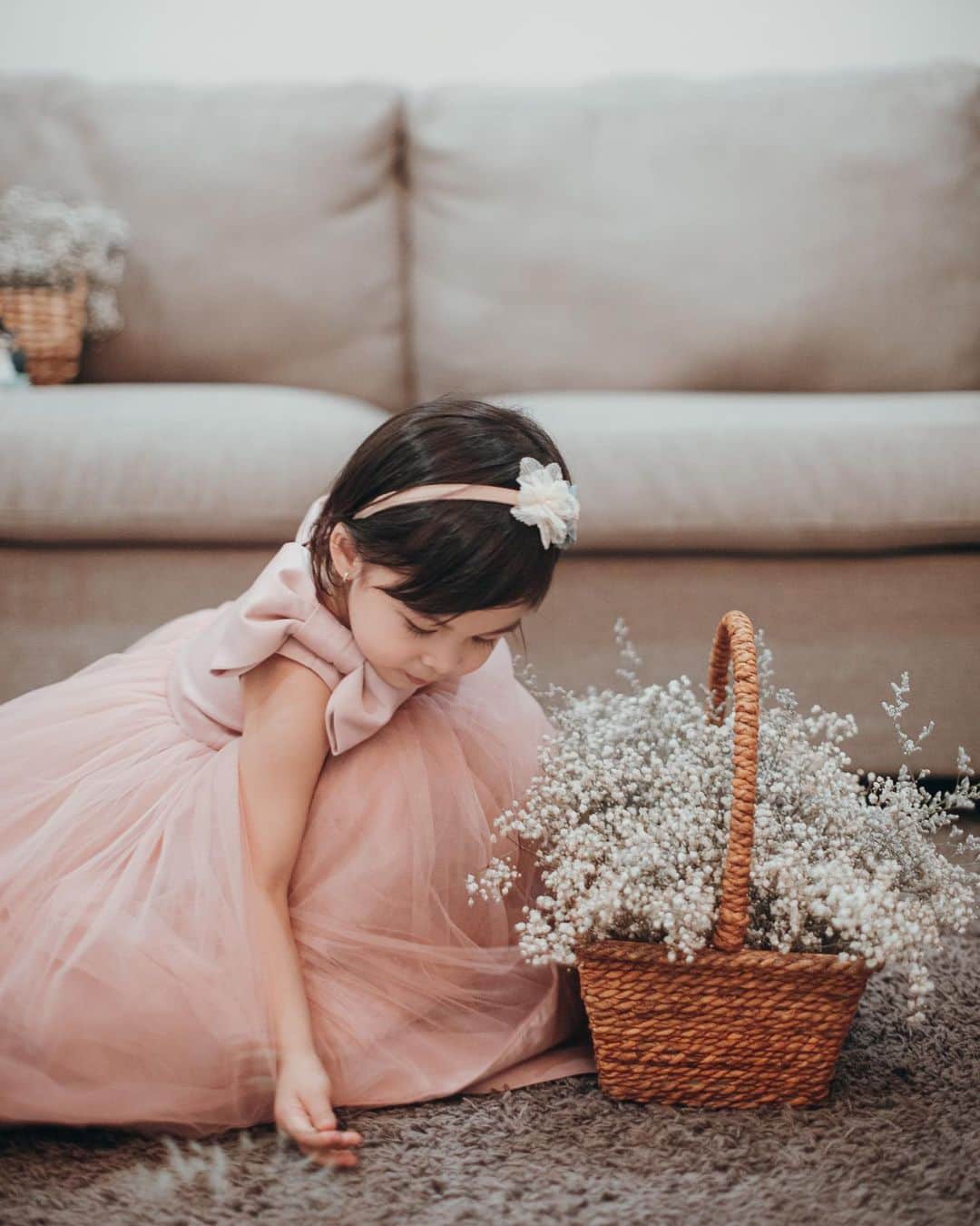 チェルシー・オリビアのインスタグラム：「Dearest Aunty Cynthia terimakasih yahh udh bikinin Dress yg terinspirasi oleh princess Aurora ini untuk hari besarnya Nastusha yg sudah sebulan menjadi big sister (ini dress dibuat oleh ibu peri yg ga lebih dari 1 hari pembuatannya,Magic 💫 ) ...  . . saya bilang ke Nastusha kalo Dress ini adalah kado dari Dante buat Nastusha because of all the love and compassion that Nastusha has shown Dante even before he was born... Magic Dress by fairy Godmother @cynthiatan__  Shot by @dartjong Decor by @rosyposy.florist」
