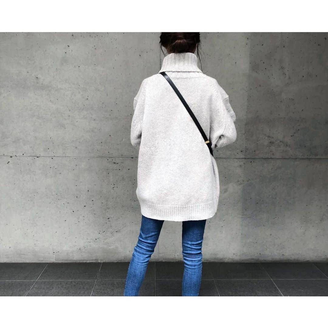 kumiさんのインスタグラム写真 - (kumiInstagram)「today's🌿  tops : #landwards #audreyandjohnwad pants : #yanuk shoes : #apc #apcparis #porselli  グレーのタートルニットを買い替え。 @audreyandjohnwad @landwards_ec  とにかく形がすごく綺麗で、お値段以上な生地感。 色違いで欲しくなったけれどグッと我慢。  まずはシンプルにデニムと合わせてコーディネート。 スカートやワイドパンツとも合わせたいなぁ🌷＊  11/23まで、新宿ルミネ2の2階でランドワーズの期間限定shopがopenしていました✨  シンプルだけれど目を引く物が沢山で困る…🤦🏻‍♂️♡♡  そしてそして 今日やっと見れた鬼滅。  もう涙が止まらず… 煉獄さん、かっこよかった。  もちろん多くは語れないけれど… 私も心を燃やして頑張ろ🔥✨  #シンプル#シンプルコーデ#カジュアル#カジュアルコーデ#タートルニット#ランドワーズ#デニム#スキニー#ヤヌーク#バレエシューズ#アーペーセー#ポルセリ#セリーヌ#クラシックボックス」11月22日 20時43分 - 93_0920