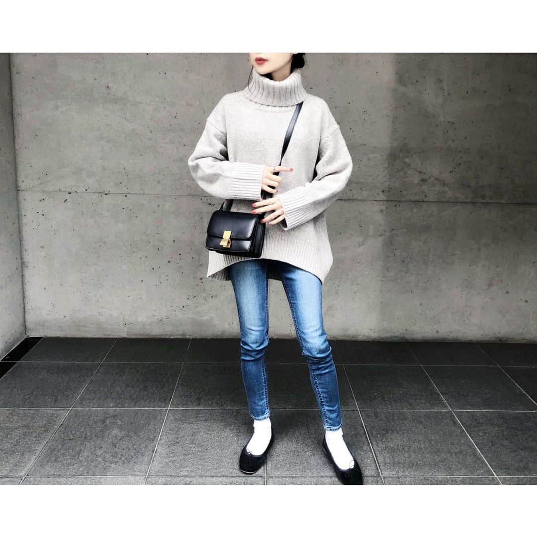 kumiさんのインスタグラム写真 - (kumiInstagram)「today's🌿  tops : #landwards #audreyandjohnwad pants : #yanuk shoes : #apc #apcparis #porselli  グレーのタートルニットを買い替え。 @audreyandjohnwad @landwards_ec  とにかく形がすごく綺麗で、お値段以上な生地感。 色違いで欲しくなったけれどグッと我慢。  まずはシンプルにデニムと合わせてコーディネート。 スカートやワイドパンツとも合わせたいなぁ🌷＊  11/23まで、新宿ルミネ2の2階でランドワーズの期間限定shopがopenしていました✨  シンプルだけれど目を引く物が沢山で困る…🤦🏻‍♂️♡♡  そしてそして 今日やっと見れた鬼滅。  もう涙が止まらず… 煉獄さん、かっこよかった。  もちろん多くは語れないけれど… 私も心を燃やして頑張ろ🔥✨  #シンプル#シンプルコーデ#カジュアル#カジュアルコーデ#タートルニット#ランドワーズ#デニム#スキニー#ヤヌーク#バレエシューズ#アーペーセー#ポルセリ#セリーヌ#クラシックボックス」11月22日 20時43分 - 93_0920