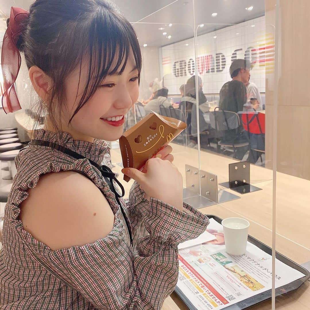 出口結菜さんのインスタグラム写真 - (出口結菜Instagram)「《🍟#梅田　#マクドナルド》﻿ ﻿ ☕️恋の三角チョコパイティラミス味（¥150）﻿ ﻿ ﻿ ﻿ 三角チョコパイの新作！！ティラミス味！！﻿ ﻿ ﻿ ﻿ パイ生地は安定にサクサク❕❕﻿ でも私はまだボロボロこぼしてしまうから、﻿ 食べ方研究中🙂🙂🙂﻿ ﻿ ﻿ ﻿ 中にはマスカルポーネチーズクリームが入ってるんやけど、﻿ ちょっぴり甘さの中に酸味がある🥰❤️﻿ ﻿ 甘さも濃くなくて、サッパリしてる！﻿ 酸味効果ですね✨✨﻿ ﻿ しっかりマスカルポーネ感があったクセになる(//∇//)﻿ ﻿ ﻿ ﻿ ﻿ 中のクッキーは、クッキー自体がめっちゃ大きいわけじゃないけど、沢山入ってるから﻿ しっかりザクザク食感があって﻿ 食べ応えある✨✨✨✨﻿ ﻿ ﻿ ﻿ そして、コーヒークリームは﻿ ほろ苦いから、胃もたれしない☕️💗﻿ ﻿ しっかり甘さもあるけど、﻿ 落ち着いてる味🤍﻿ ﻿ ﻿ ﻿ だから今までの三角チョコパイの中で1番胃もたれしにくくて、食べやすいって思った😚❤️﻿ ﻿ ﻿ ﻿ \落ち着いたおしゃれな味☕️🤍/﻿ ﻿ ___________________________________________﻿ ﻿ ❤️カロリー:343kcal﻿ 💗11月11日発売﻿ ___________________________________________﻿ ﻿ #マクド #マック #三角チョコパイ #ティラミス #☕️  #マスカルポーネ #三角チョコパイティラミス #新作 #新作スイーツ #期間限定 #期間限定スイーツ #甘党 #甘いもの #macdonalds #スイーツ #sweet #デザート #コーヒー  #instafood #instagram #食べ物 #食べ物グラム #food #foodstagram #グルメ #食べ物記録 #グルメ好きな人と繋がりたい #ラビグルメ  ﻿」11月22日 20時54分 - yui_laby0622