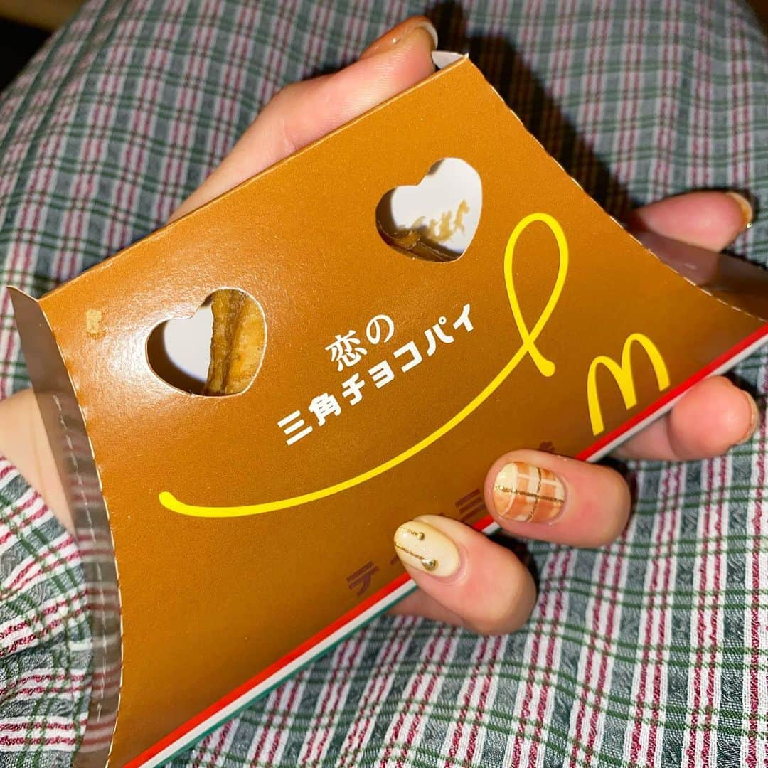 出口結菜さんのインスタグラム写真 - (出口結菜Instagram)「《🍟#梅田　#マクドナルド》﻿ ﻿ ☕️恋の三角チョコパイティラミス味（¥150）﻿ ﻿ ﻿ ﻿ 三角チョコパイの新作！！ティラミス味！！﻿ ﻿ ﻿ ﻿ パイ生地は安定にサクサク❕❕﻿ でも私はまだボロボロこぼしてしまうから、﻿ 食べ方研究中🙂🙂🙂﻿ ﻿ ﻿ ﻿ 中にはマスカルポーネチーズクリームが入ってるんやけど、﻿ ちょっぴり甘さの中に酸味がある🥰❤️﻿ ﻿ 甘さも濃くなくて、サッパリしてる！﻿ 酸味効果ですね✨✨﻿ ﻿ しっかりマスカルポーネ感があったクセになる(//∇//)﻿ ﻿ ﻿ ﻿ ﻿ 中のクッキーは、クッキー自体がめっちゃ大きいわけじゃないけど、沢山入ってるから﻿ しっかりザクザク食感があって﻿ 食べ応えある✨✨✨✨﻿ ﻿ ﻿ ﻿ そして、コーヒークリームは﻿ ほろ苦いから、胃もたれしない☕️💗﻿ ﻿ しっかり甘さもあるけど、﻿ 落ち着いてる味🤍﻿ ﻿ ﻿ ﻿ だから今までの三角チョコパイの中で1番胃もたれしにくくて、食べやすいって思った😚❤️﻿ ﻿ ﻿ ﻿ \落ち着いたおしゃれな味☕️🤍/﻿ ﻿ ___________________________________________﻿ ﻿ ❤️カロリー:343kcal﻿ 💗11月11日発売﻿ ___________________________________________﻿ ﻿ #マクド #マック #三角チョコパイ #ティラミス #☕️  #マスカルポーネ #三角チョコパイティラミス #新作 #新作スイーツ #期間限定 #期間限定スイーツ #甘党 #甘いもの #macdonalds #スイーツ #sweet #デザート #コーヒー  #instafood #instagram #食べ物 #食べ物グラム #food #foodstagram #グルメ #食べ物記録 #グルメ好きな人と繋がりたい #ラビグルメ  ﻿」11月22日 20時54分 - yui_laby0622