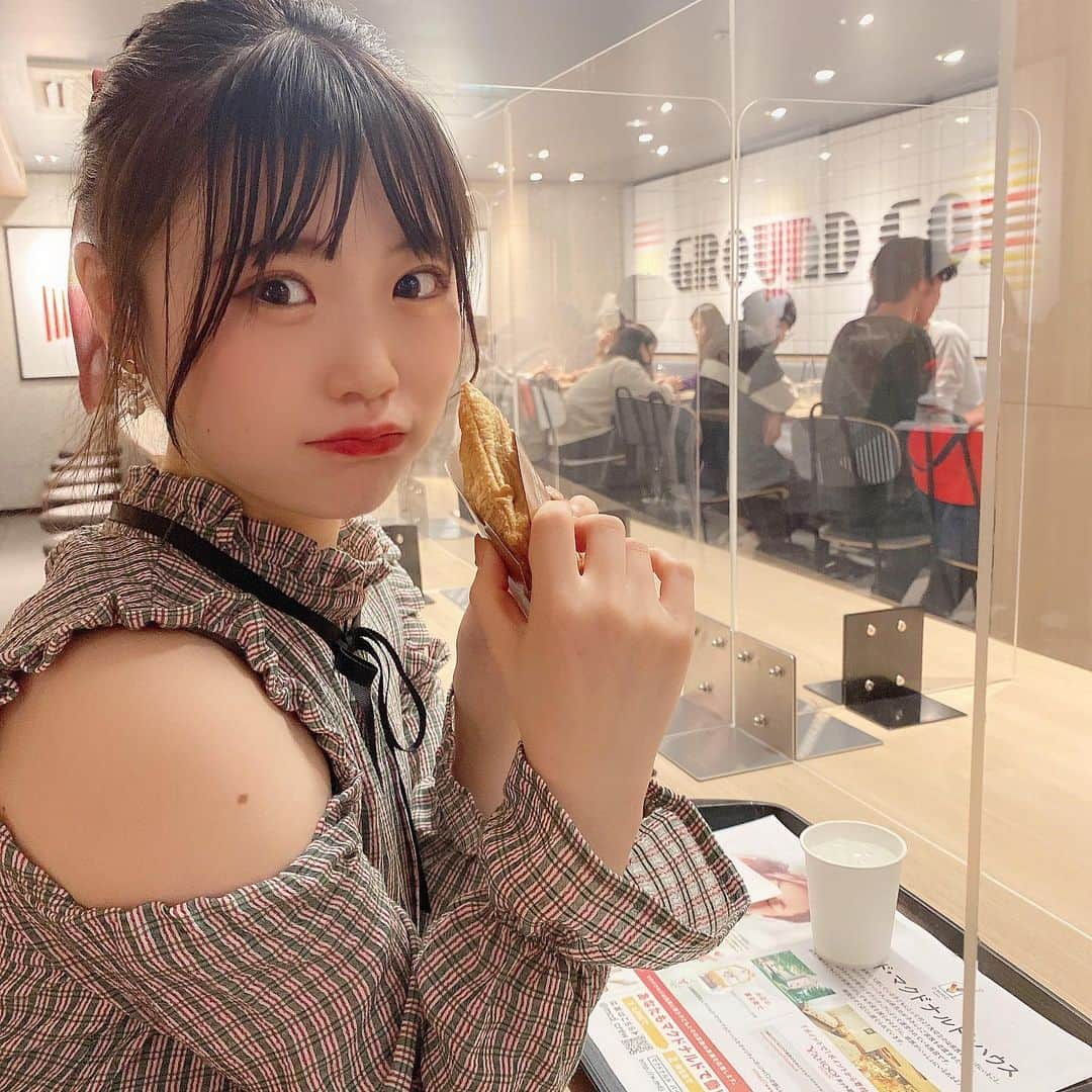 出口結菜さんのインスタグラム写真 - (出口結菜Instagram)「《🍟#梅田　#マクドナルド》﻿ ﻿ ☕️恋の三角チョコパイティラミス味（¥150）﻿ ﻿ ﻿ ﻿ 三角チョコパイの新作！！ティラミス味！！﻿ ﻿ ﻿ ﻿ パイ生地は安定にサクサク❕❕﻿ でも私はまだボロボロこぼしてしまうから、﻿ 食べ方研究中🙂🙂🙂﻿ ﻿ ﻿ ﻿ 中にはマスカルポーネチーズクリームが入ってるんやけど、﻿ ちょっぴり甘さの中に酸味がある🥰❤️﻿ ﻿ 甘さも濃くなくて、サッパリしてる！﻿ 酸味効果ですね✨✨﻿ ﻿ しっかりマスカルポーネ感があったクセになる(//∇//)﻿ ﻿ ﻿ ﻿ ﻿ 中のクッキーは、クッキー自体がめっちゃ大きいわけじゃないけど、沢山入ってるから﻿ しっかりザクザク食感があって﻿ 食べ応えある✨✨✨✨﻿ ﻿ ﻿ ﻿ そして、コーヒークリームは﻿ ほろ苦いから、胃もたれしない☕️💗﻿ ﻿ しっかり甘さもあるけど、﻿ 落ち着いてる味🤍﻿ ﻿ ﻿ ﻿ だから今までの三角チョコパイの中で1番胃もたれしにくくて、食べやすいって思った😚❤️﻿ ﻿ ﻿ ﻿ \落ち着いたおしゃれな味☕️🤍/﻿ ﻿ ___________________________________________﻿ ﻿ ❤️カロリー:343kcal﻿ 💗11月11日発売﻿ ___________________________________________﻿ ﻿ #マクド #マック #三角チョコパイ #ティラミス #☕️  #マスカルポーネ #三角チョコパイティラミス #新作 #新作スイーツ #期間限定 #期間限定スイーツ #甘党 #甘いもの #macdonalds #スイーツ #sweet #デザート #コーヒー  #instafood #instagram #食べ物 #食べ物グラム #food #foodstagram #グルメ #食べ物記録 #グルメ好きな人と繋がりたい #ラビグルメ  ﻿」11月22日 20時54分 - yui_laby0622