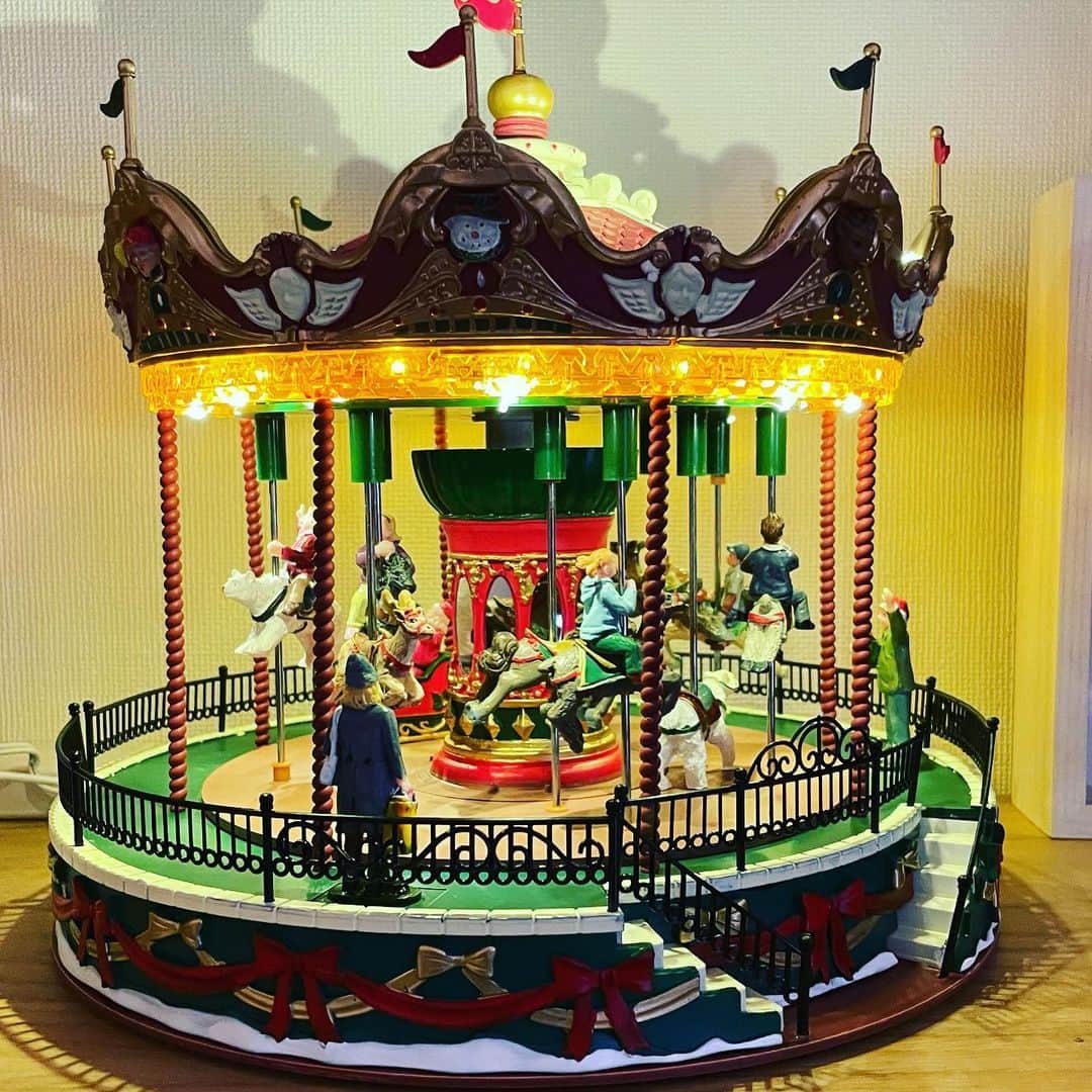 古市憲寿のインスタグラム：「くるくるまわってます。　#merrychristmas #まだ先」