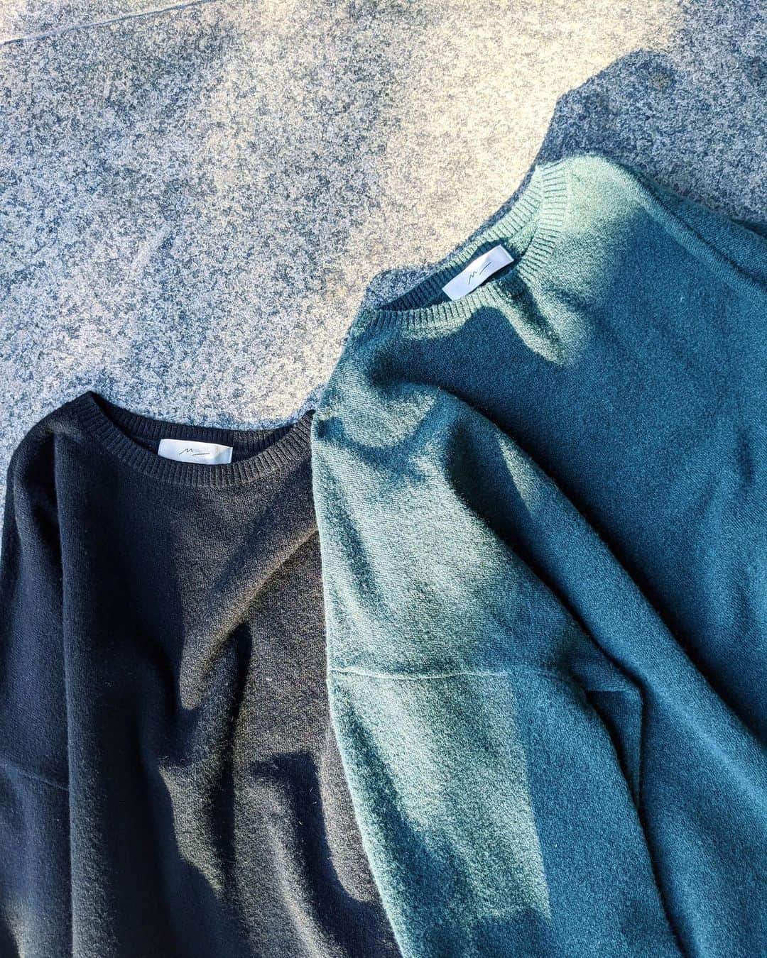 Shiho Sasakiのインスタグラム：「リアル購入品紹介します✨ M_のFlat Knit🕊 BLACKとGREANで悩んで、結局2色買いました🧶 案の定着回し抜群です✌️ 詰まったクルーネックが可愛いポイントっていうのを伝えたかったんだけど。。。 また全身写真もUPしますね📸 #MOUSSY#MOUSSYSNAP#M_」