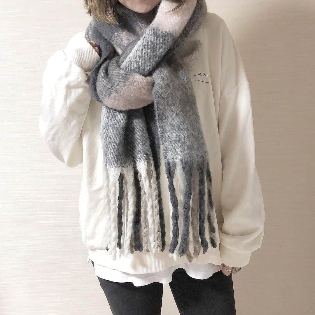 のインスタグラム：「. 淡いピンクベージュの チェックストール🧣 ピンクが入ってるけど 合わせやすい色味だから カジュアルにもキレイめにも✨ ストールの巻き方 また載せますね🙌🏻💕 . . . #ビッグフリンジチェックストール　@fizz_zozotown  @bonjoursagan  #スウェット　@cittaa_1  . . .  #今日の服#コーデ#今日のコーデ#ロカリ#おちびコーデ#locari#ootd_kob#ponte_fasion#mineby3mootd#152cm#152cmコーデ#低身長コーデ#大人カジュアル#fizz#bonjoursagan」