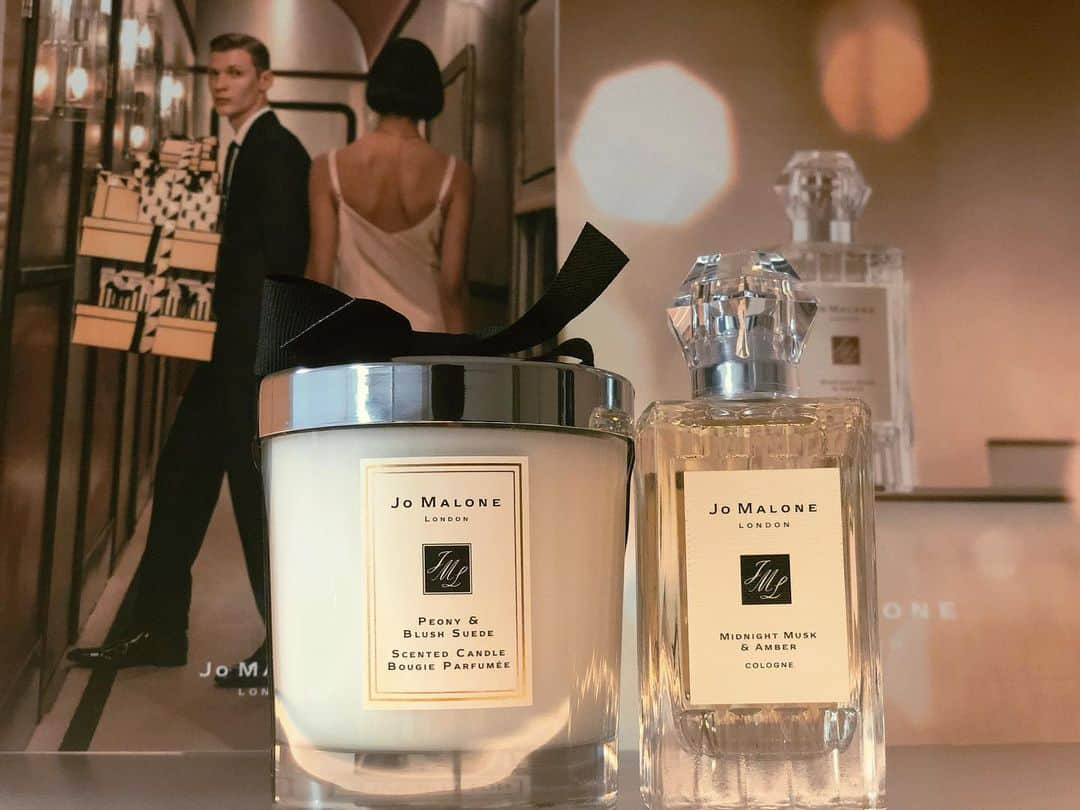 ユーキさんのインスタグラム写真 - (ユーキInstagram)「「A RIP ROARING CHRISTMAS」  Cologne Midnight Musk & Amber Cologne  Scented Candle Peony & Blush Suede  聖なる日をあなたとこの匂いに包まれながら、楽しく踊り明かしたいな  #jomalone #個人的にはフタの部分がクリスマス仕様になってるのがキュンです」11月22日 20時47分 - happy_yuki05