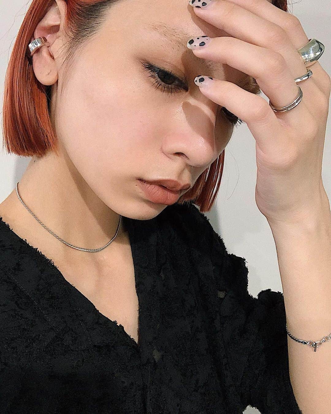 のインスタグラム：「最近は前髪止めるコトが多いからイヤカフが気になるな〜 福耳やからピアスあんまりしたくなくってイヤカフ集めたい🙏🏼  今日のJewelryは全部#naotokojima」