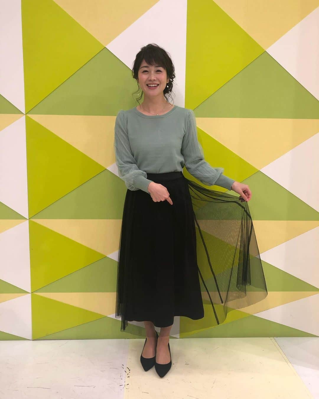 高井瑛子さんのインスタグラム写真 - (高井瑛子Instagram)「. . 「まるどりっ！」の二週分の衣装です。 . . 11月14日は 「スカートの柄、何柄っていうのかしら？」 コーデでした。 . 柄物のスカートはインパクトがあっていいですよね！ （本番は黒のヒールでした） . . 11月21日は チュールスカートがとても可愛かったです。 . 「チュールスカートだよ！みて！」っていう表情が ちょっとアホっぽいですね。😢😂 . . . テレビに出る時はなるべく明るい色にしたり 周りの方と色が被らないようにしたりと 衣装さんが頑張って探してきてくれます。 毎回ありがたいです😊✨ . . . . ------------------------------------------ #新潟テレビ21 #アナウンサー #ux #まるどり #アナウンサーコーディネート #コーディネート #柄スカート #チュールスカート #衣装」11月22日 20時48分 - ux_takai.eiko