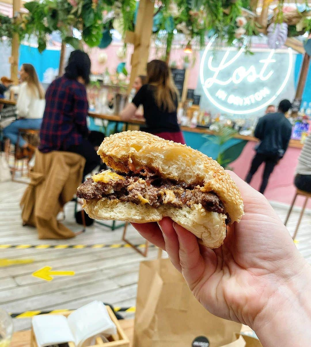 Eat With Steph & Coのインスタグラム：「You know it’s a good burger when you eat half of it before you remember you wanted to take a photo!   @black_bear_burger always serving the goods 🙌🏻. This was pre-lockdown at @lostbrixton but they are still on deliveroo 😏   📷 @thetessaproject」