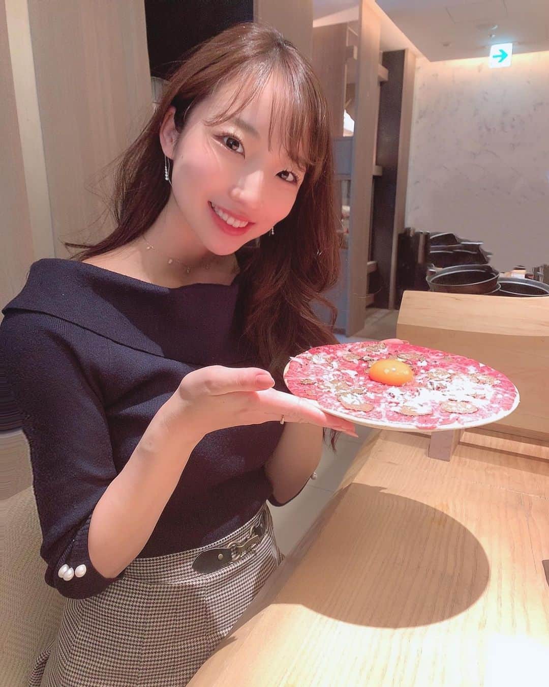 𝐇𝐈𝐍𝐀𝐊𝐎のインスタグラム：「📸 (写真は美味しいお肉と😋🥳) ・ 11/20.21で大阪に一泊して 昨日帰ってきました🥰✨ 大阪は本当に元気になる街！ 行くたびに気持ちが良いです💝 本当は着物で京都👘観光、紅葉🍁見たい〜 と思ってたのですが、今じゃないな💦 ということで大人しく帰ってきました🥰👌 ・ ・ 本日は11/22 いい夫婦の日 今年は大安でもありとっても良いお日柄✨ 明日は勤労感謝の日で祝日✨ 皆さま三連休楽しんでください🥰🍁🍃 ・ ・ ・ #kintanコレド室町  #生肉大好き  #コンラッド大阪 #大阪出張  #いい夫婦の日 #大安  #縁起がいい #三連休2日目  #秋の後楽シーズン  #ゆっくりまったり #おうち時間  ・ ・ 💎」