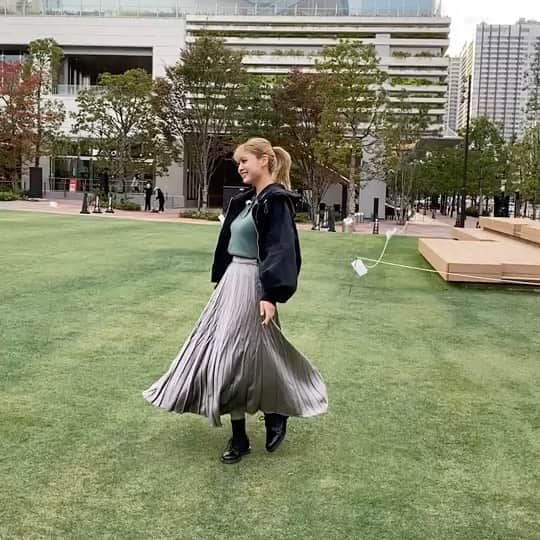 のインスタグラム：「* 3連休いかがお過ごしでしょうか💓？ 私はピノ🐶とドッグランに行ってきました！ 写真はこの間のロケにて。 ひとりロケでもはしゃぎます😂 もう金髪が懐かしい（笑） #王様のブランチ #有明ガーデン」