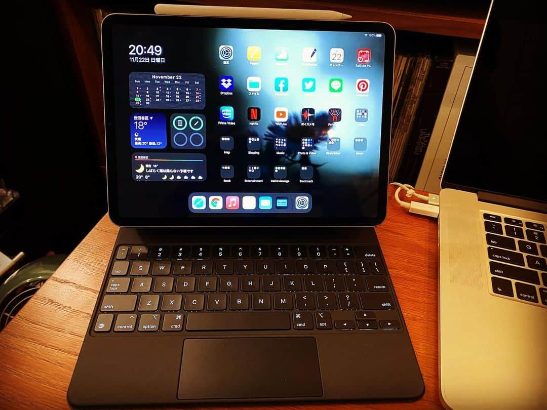 浅田信一のインスタグラム：「個人用のメールやワープロ等の事務仕事に使っていたMacBook Airが壊れたので思い切ってサブノート的なMacはやめてiPad Pro用のMagic Keyboardを導入。これで必要十分だな。というかむしろこっちが便利かも。使ってみてわかった。うーん、やはりAppleすごいぜ。  音楽制作用はまた別。」