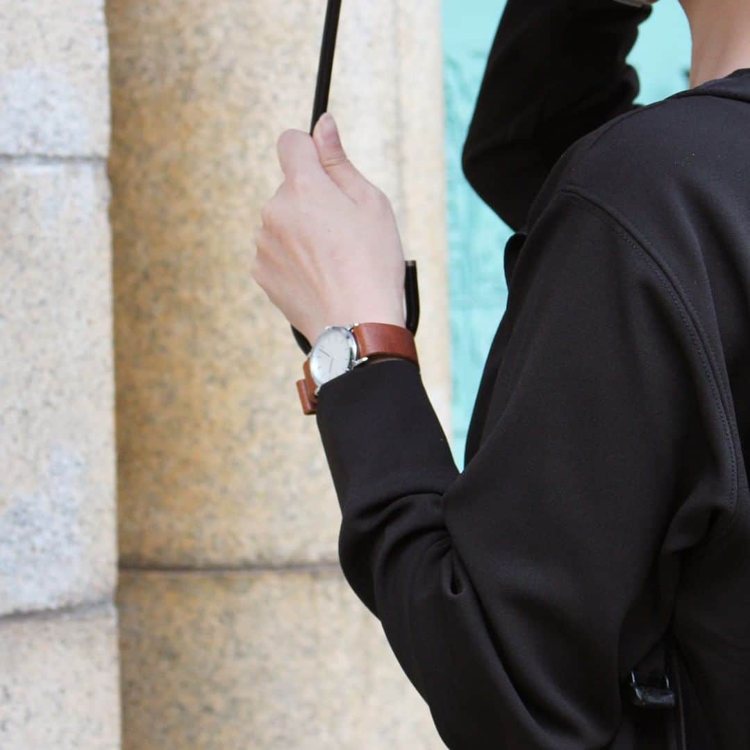 Fashion Is Funさんのインスタグラム写真 - (Fashion Is FunInstagram)「【FIF×上野歩き】 グリーンの扉が印象的なこの建物は京成電鉄「博物館動物園駅」の跡地。1933年に開業し、2004年に廃止された駅ですが、駅舎やホームはまだ残されているのだそう。 2018年には景観上重要な歴史的価値をもつ建造物として「東京都選定歴史的建造物」に選定。その際、東京藝術大学と連携してこのグリーンの扉が新設されたそうです。  古く堅牢な建物に鮮やかなグリーンが絶妙にマッチして、雰囲気がありますね😳  残念ながら現在は一般公開されておらず、中を見ることはできませんでした。 中には大きなウサギがいるのだとか・・・🐰  #fif #fif時計ベルト #fifwatchbelt #腕時計 #時計ベルト #ベルト交換 #手元くら部 #腕時計女子 #時計好きさんと繋がりたい #時計好きな人と繋がりたい #ヌメ革 #革好きな人と繋がりたい #モノトーンコーデ #ミントグリーン #今日の時計 #秋服コーデ」11月22日 21時00分 - fifbelt