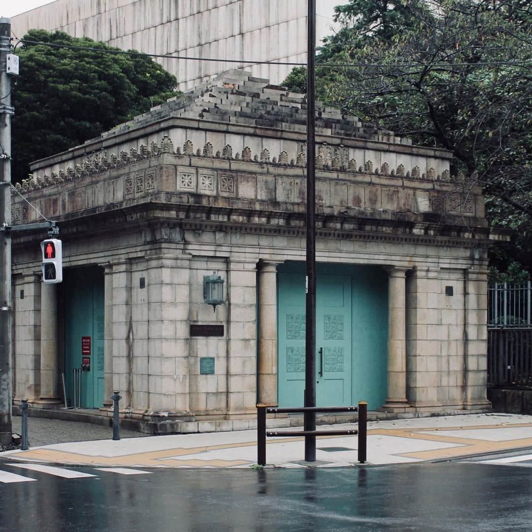 Fashion Is Funさんのインスタグラム写真 - (Fashion Is FunInstagram)「【FIF×上野歩き】 グリーンの扉が印象的なこの建物は京成電鉄「博物館動物園駅」の跡地。1933年に開業し、2004年に廃止された駅ですが、駅舎やホームはまだ残されているのだそう。 2018年には景観上重要な歴史的価値をもつ建造物として「東京都選定歴史的建造物」に選定。その際、東京藝術大学と連携してこのグリーンの扉が新設されたそうです。  古く堅牢な建物に鮮やかなグリーンが絶妙にマッチして、雰囲気がありますね😳  残念ながら現在は一般公開されておらず、中を見ることはできませんでした。 中には大きなウサギがいるのだとか・・・🐰  #fif #fif時計ベルト #fifwatchbelt #腕時計 #時計ベルト #ベルト交換 #手元くら部 #腕時計女子 #時計好きさんと繋がりたい #時計好きな人と繋がりたい #ヌメ革 #革好きな人と繋がりたい #モノトーンコーデ #ミントグリーン #今日の時計 #秋服コーデ」11月22日 21時00分 - fifbelt