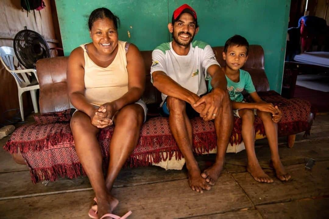 ルアン・サンタナさんのインスタグラム写真 - (ルアン・サンタナInstagram)「#PESSOASDOPANTANAL   Agora vou contar algumas histórias de pessoas que heroicamente enfrentaram o fogo aqui no Pantanal.   Começando com a história do Seu Gregório.   Seu Gregório, tem 67 anos e mora no Pantanal desde os anos 1970. Ele mora há poucos metros da casa do Filho Tiago, que é casado com Gildete... juntos eles têm dois filhos, Tiaguinho e Nicole.  Quando o fogo chegou na casa do Seu Gregório, o filho e a nora estavam trabalhando e não viram... mas a história ele conta de cor:   "O fogo nunca tinha chegado tão perto. Peguei minha enxada e os baldes e comecei a apagar... foi uma base de 8h pra mais pra apagar tudo"  O que seu Gregório não conta, e Gildete entrega, é que graças a confiança e a coragem do sogro, ele salvou os netos e a sua casa construída com tanto esforço. O fogo ainda continua em alguns pontos do Pantanal, e Seu Gregório e a Família sofrem com problemas respiratórios causados pela fumaça. A casa humilde, sem eletricidade ou outros luxos, possui um gerador que é usado de vez em quando, pra gelar uma água ou pra eles assistirem um pouco de TV.    É pra que histórias como a do Seu Geraldo e sua família, não aconteçam mais dessa forma, que criams o Movimento #OPantanalChama que vai mudar a vida de milhares de pessoas na região.   HOJE, a partir das 17h, horário de Brasília, Live #OPantanalChama no meu canal no Youtube e no @natgeobrasil  📸 @thallitaoshiro」11月22日 21時00分 - luansantana