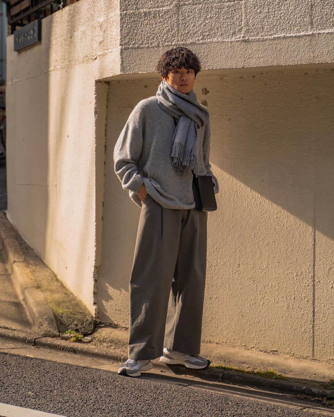 Ryoさんのインスタグラム写真 - (RyoInstagram)「ㅤㅤㅤㅤㅤㅤㅤㅤㅤㅤㅤㅤㅤ グレーのワントーンコーデ🚶‍♂️ ニットに大判のストールが気分です🧣  ㅤㅤㅤㅤㅤㅤㅤㅤㅤㅤㅤㅤㅤ knit:#yoketokyo pants:#studionicholson shoes:#newbalance327 bag:#jilsander muffler:#theinouebrothers」11月22日 21時00分 - ryo__takashima