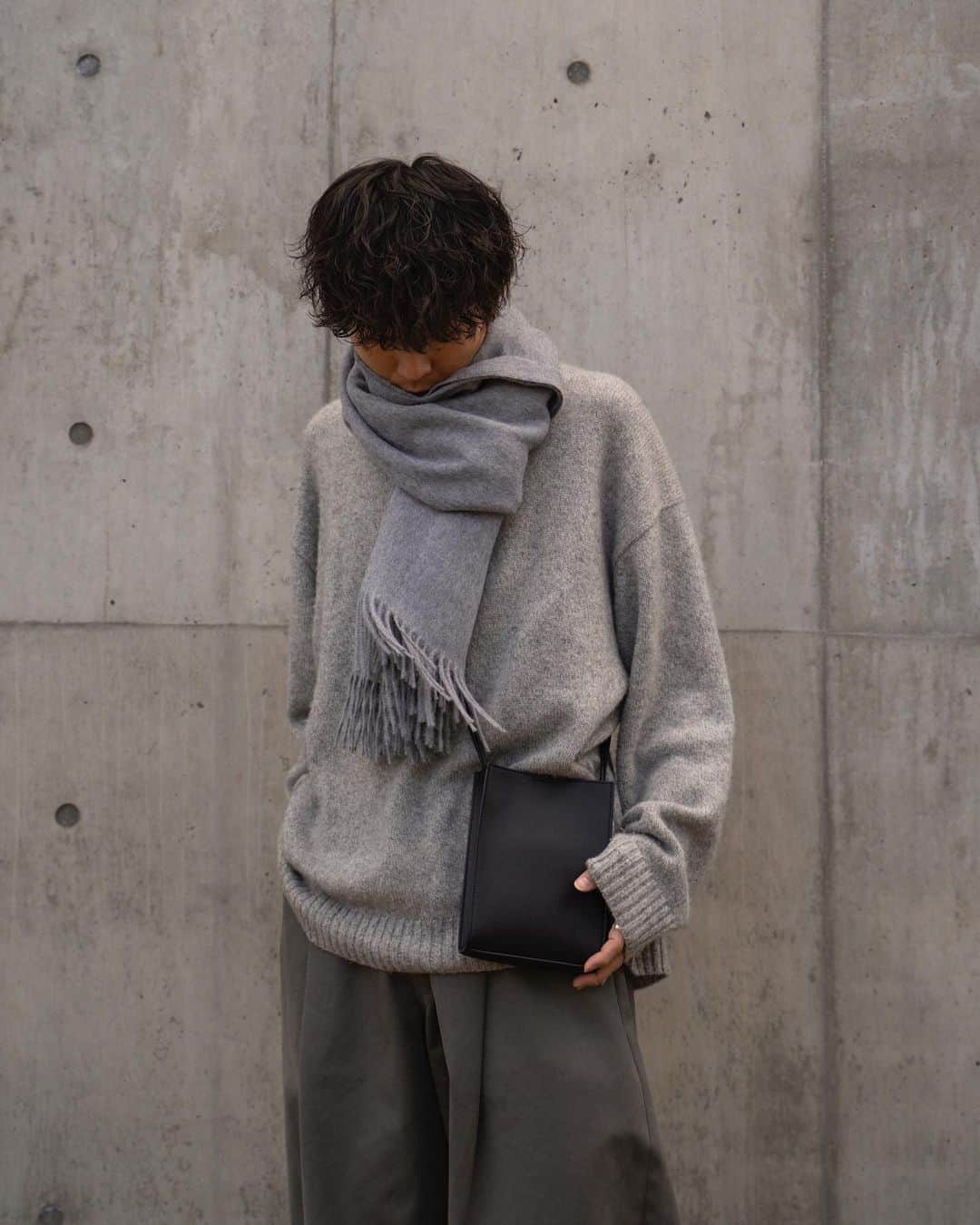 Ryoさんのインスタグラム写真 - (RyoInstagram)「ㅤㅤㅤㅤㅤㅤㅤㅤㅤㅤㅤㅤㅤ グレーのワントーンコーデ🚶‍♂️ ニットに大判のストールが気分です🧣  ㅤㅤㅤㅤㅤㅤㅤㅤㅤㅤㅤㅤㅤ knit:#yoketokyo pants:#studionicholson shoes:#newbalance327 bag:#jilsander muffler:#theinouebrothers」11月22日 21時00分 - ryo__takashima