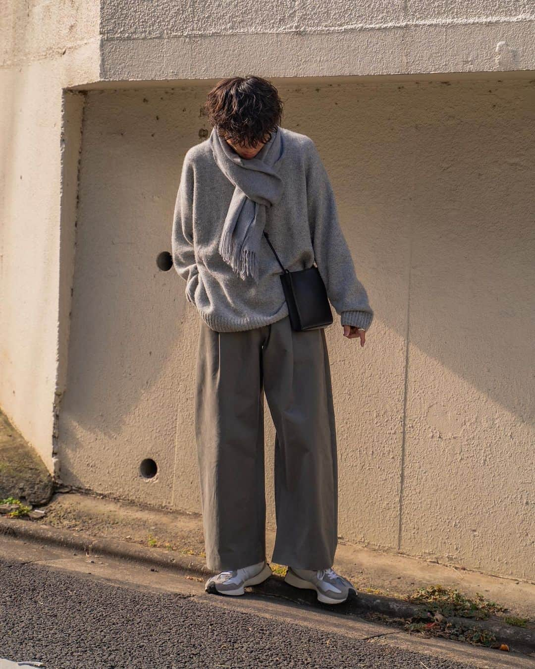 Ryoさんのインスタグラム写真 - (RyoInstagram)「ㅤㅤㅤㅤㅤㅤㅤㅤㅤㅤㅤㅤㅤ グレーのワントーンコーデ🚶‍♂️ ニットに大判のストールが気分です🧣  ㅤㅤㅤㅤㅤㅤㅤㅤㅤㅤㅤㅤㅤ knit:#yoketokyo pants:#studionicholson shoes:#newbalance327 bag:#jilsander muffler:#theinouebrothers」11月22日 21時00分 - ryo__takashima