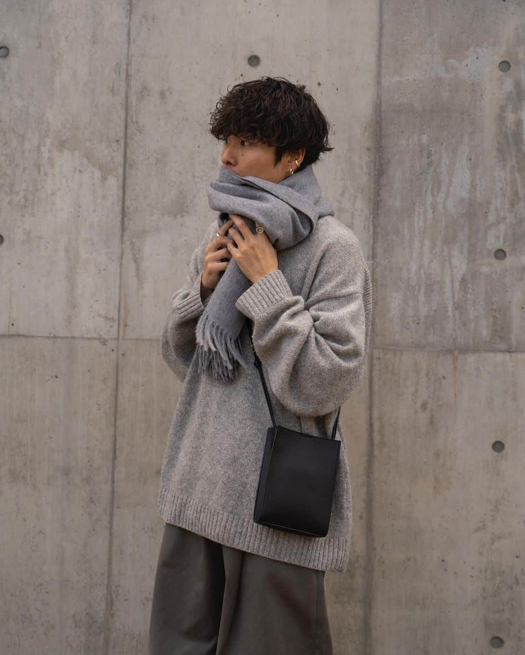 Ryoさんのインスタグラム写真 - (RyoInstagram)「ㅤㅤㅤㅤㅤㅤㅤㅤㅤㅤㅤㅤㅤ グレーのワントーンコーデ🚶‍♂️ ニットに大判のストールが気分です🧣  ㅤㅤㅤㅤㅤㅤㅤㅤㅤㅤㅤㅤㅤ knit:#yoketokyo pants:#studionicholson shoes:#newbalance327 bag:#jilsander muffler:#theinouebrothers」11月22日 21時00分 - ryo__takashima