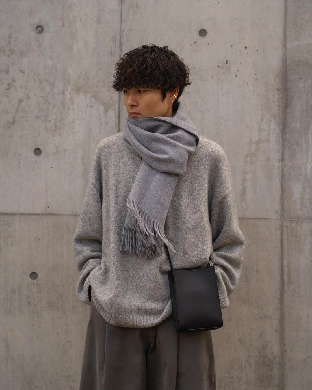Ryoさんのインスタグラム写真 - (RyoInstagram)「ㅤㅤㅤㅤㅤㅤㅤㅤㅤㅤㅤㅤㅤ グレーのワントーンコーデ🚶‍♂️ ニットに大判のストールが気分です🧣  ㅤㅤㅤㅤㅤㅤㅤㅤㅤㅤㅤㅤㅤ knit:#yoketokyo pants:#studionicholson shoes:#newbalance327 bag:#jilsander muffler:#theinouebrothers」11月22日 21時00分 - ryo__takashima