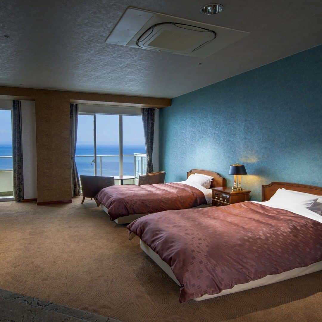 【公式】オーシャンリゾートホテル マホロバ・マインズ三浦さんのインスタグラム写真 - (【公式】オーシャンリゾートホテル マホロバ・マインズ三浦Instagram)「本館14階「ロイヤルスイートルーム」の一例です。 海をイメージさせる青い壁紙が、リゾート気分を一層盛り上げます。  #海 #gotoトラベル #テレワーク #ワーケーション #ロイヤルスイートルーム #スイートルーム #特別室 #窓からの景色 #三浦海岸駅 #リゾートテレワーク #インテリア #海好きな人と繋がりたい #壁紙 #房総半島 #海のある生活 #海のある暮らし #igで繋がる海 #田舎暮らし #三浦海岸 #三浦半島いいところ🙌 #移住 #三浦 #三浦市 #マホロバマインズ #maholovaminds #マホロバケーション #神奈川観光 #三浦半島 #マホロバ #マホロバマインズ三浦」11月22日 21時00分 - maholova_minds_miura