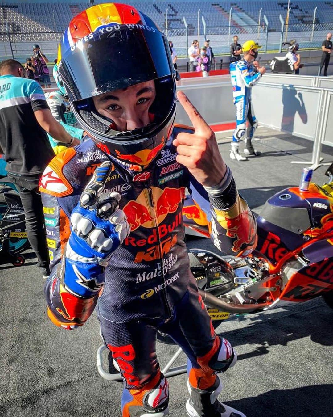 MotoGPさんのインスタグラム写真 - (MotoGPInstagram)「WHAT. A. #Moto3 RACE 🔥 Here are your podium boys of the #PortugueseGP 🇵🇹 @raulfernandez_25 🥇 @dennisfoggia71 🥈 @jeremyalcoba52 🥉 #SwipeLeft ⬅️」11月22日 21時00分 - motogp