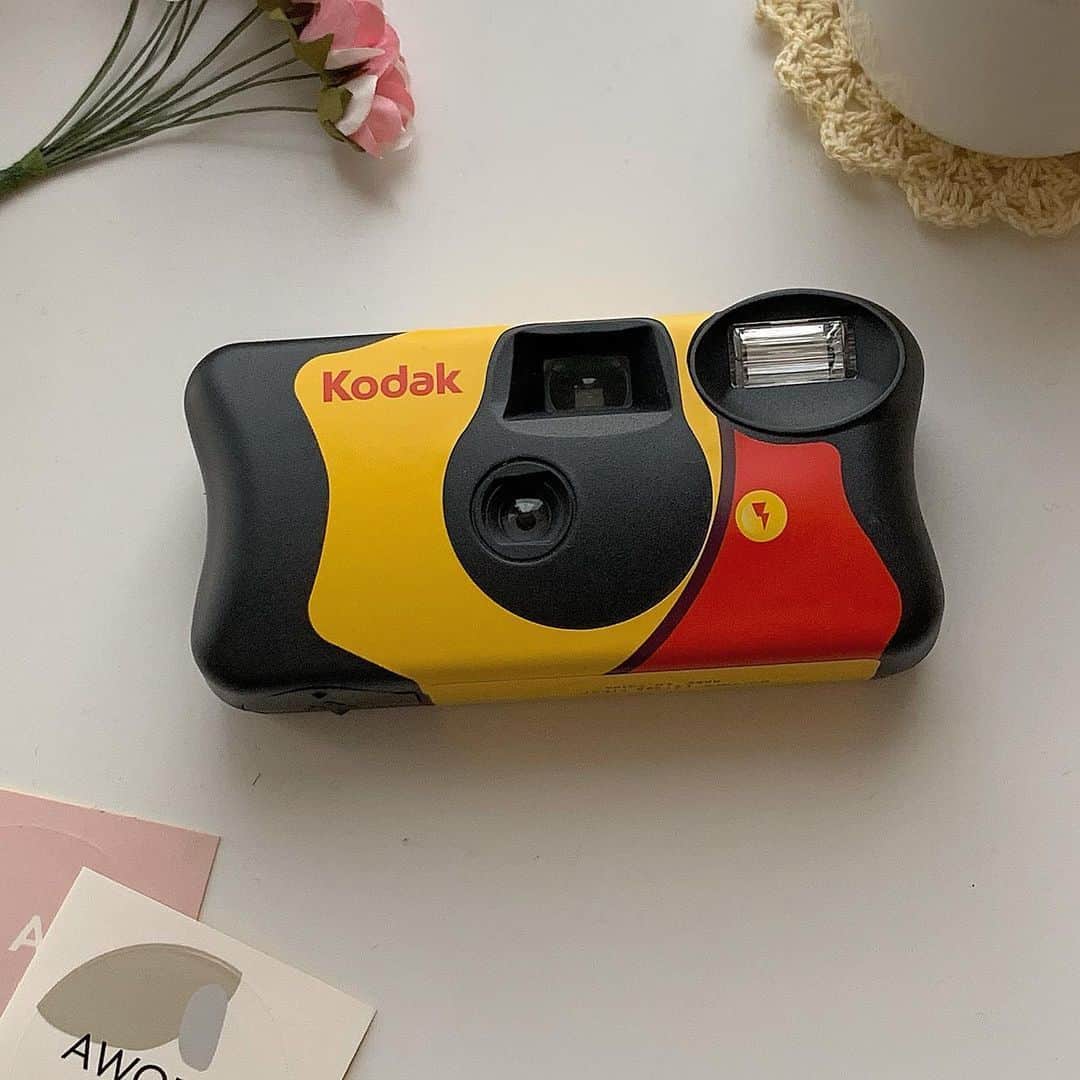 RiLiさんのインスタグラム写真 - (RiLiInstagram)「オシャレなあの子のマストアイテム🍒🍋【Kodakのフィルムカメラ】📷♡⁣ ......⁣ ふにゃっとした形がかわいい【Kodak(コダック)のフィルムカメラ】って知ってる❔👀 今、撮影アイテムとして使う子が増えてるみたい❣️⁣ アメリカ🇺🇸のコダック社で誕生したレトロなデザインのフィルムカメラ📸は、持ってるだけでテンションがあがること間違いなしだよ👌🏻🌟⁣ フィルムカメラで撮れるエモい写真はもちろん🪐カメラを構えた姿がとってもかわいいの💭🍋スマホとはひと味違う、レトロな写真を思い出に残してみない・・？📓‪‪❤︎‬⁣ ❣❣❣❣❣⁣ サイトやSNSで掲載させていただくお写真募集中😘📸⁣ かわいいコーデやアイテム、注目スポットなどが撮れたら、ハッシュタグ→#rili_tokyo  を付けて投稿❗⁣ ．⁣ Special Thanks💋 Photo by⁣ @yuina_ktys⁣ @natsuki_araki⁣ @yume012255⁣ @ao__.79⁣ @mimiy.0303⁣ @nami___grm⁣ @h.y__117_⁣ @for_jm917⁣ @mona88._⁣ @today_koloris⁣ ．⁣ #写ルンです#フィルムカメラ#コダックカメラ#顔隠しフォト#レトロ#レトロフォト#インスタ映え#カメラ#ワントーンコーデ#ベージュコーデ#ブラウンコーデ#ブラックコーデ#ホワイトコーデ #rili_tokyo #おしゃれさんと繋がりたい #お洒落さんと繋がりたい #ファッション #패션스타그램 #ootd #outfit」11月22日 21時01分 - rili.tokyo