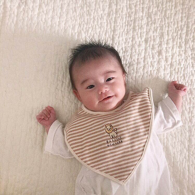 松尾 瞳のインスタグラム：「きょうで２ヶ月になりました🌱  よく笑うようになってよく寝ます👶🏻 新生児の頃から夜中は平均５時間くらい寝てたけど、 最近は短くても７時間は寝るしこないだとか９時間以上 寝てて、大丈夫、、？てなったくらいよく寝ます👶🏻 脱水とか心配で新生児の頃は起こしたりしてたけど、 調べたら顔色も良くすやすや寝てたら無理に起こさなくていいらしい👶🏻寝かしつけも基本楽で泣き喚いたりも少なくおとなしくて、君ほんとに生後2ヶ月？お利口すぎひん？てなってるけど、出産64時間かかった分産まれてから楽させてくれてるのかもしれない👶🏻🌷（笑）２ヶ月が早いものです、、👶🏻３ヶ月もすぐくるんだろうな👶🏻 すくすくすくすく👶🏻🌱🌱  #生後2ヶ月 #令和2年ベビー #男の子ベビー」