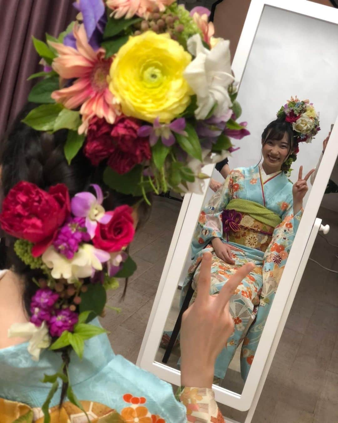 後藤沙梨花さんのインスタグラム写真 - (後藤沙梨花Instagram)「.  ごきげんよう。大井里花です！ 皆さまお久しぶりです！ 先日、『アトリエ笑華賞』をいただいた アトリエ笑華（ @atelier_warahana ）様へ、花人間体験に行ってきました🌷✨  お振袖に合うお花で、上品かつ可愛らしく仕上げていただきました！ 完成した自分の姿を見た時、想像以上の感動と心が華やかな気持ちになったのを今でも覚えています☺️💕  社長さんともパシャリ📸  アトリエ笑華様、素敵な賞をありがとうございました💐💫  また、今回のお振袖はコンテスト当日もお世話になったマイム（ @maimu_tokyo ）様にお借りしました👘　素敵なお振袖、ありがとうございました✨ . . #大井里花 #アトリエ笑華 #花人間 #発芽体験 #笑華 #フラワーショップ笑華 #マイム #マイム荻窪店 #Flower #成人式前撮り #前撮り #前撮りヘア #ミスコン協賛  #MissContest #Missgwc2020 #gwc #ミス和コンテスト #ミスコンテスト #ミス和 #学習院女子大学 #Miss和contest2020 #gakushuinwomenscollege #和祭 #ミス和コンテスト2020 #ミスコン  #春からgwc #学女ミスコン  #ミスコンファイナリスト #学習院女子大」11月22日 21時11分 - missgwc2023