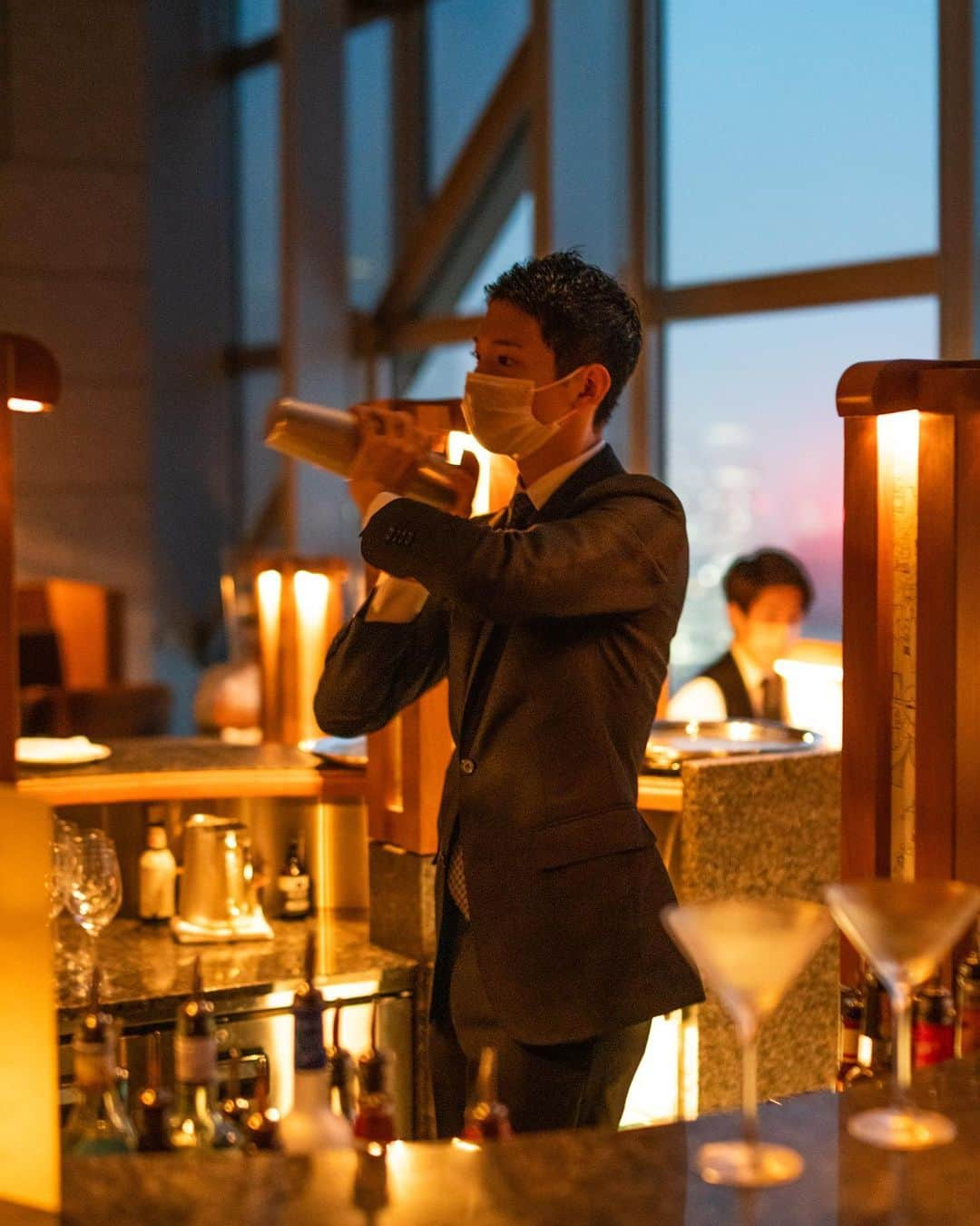 Park Hyatt Tokyo / パーク ハイアット東京さんのインスタグラム写真 - (Park Hyatt Tokyo / パーク ハイアット東京Instagram)「As the sun sets over the Tokyo skyline, The Peak Bar offers a magical setting of a bamboo garden softly lit by more than fifty surrounding Japanese paper lanterns. While gazing at the glittering sea of city lights below, it is the perfect setting for tasty original cocktails and light cuisine.  東京の街が夕暮れから夜景へと移りゆく頃、41階ピーク バーは、和紙のランタンがやさしく揺らぐ幻想的な空間となってゲストをお迎え。 美しいナイトビューを眼下に、静かに流れる音楽につつまれて美酒を堪能するひとときを。  Share your own images with us by tagging @parkhyatttokyo  ————————————————————— #parkhyatttokyo#luxuryispersonal #peakbar #bartender #twilighttime #パークハイアット東京 #ピークバー #バーテンダー #トワイライトタイム」11月22日 21時03分 - parkhyatttokyo