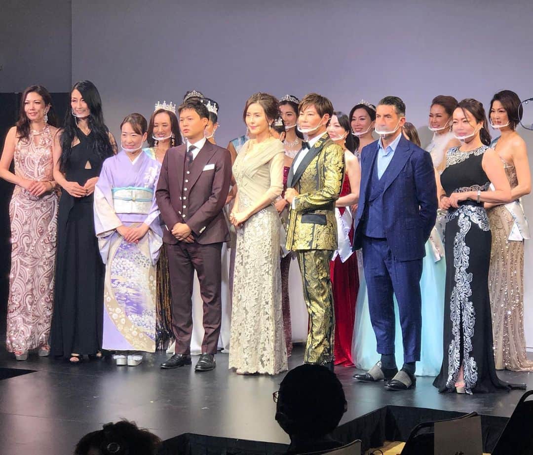 杉本彩のインスタグラム：「* * 本日、美の祭典 Mrs.of the Year （ミセスオブザイヤー）@mrs_of_the_year  の イベントが、大阪に続き東京で開催されました❗️  Mrs.of the Yearは、 “美を競う”だけでなく、「かっこいい女性の時代を創り上げる」を理念に開催されています✨  女性がさらに活躍し、女性ならではの感性や発想で、愛とやさしさに溢れた社会が実現することを心から願っています。  #ミセスオブザイヤー  #ミセスオブザイヤー2020」