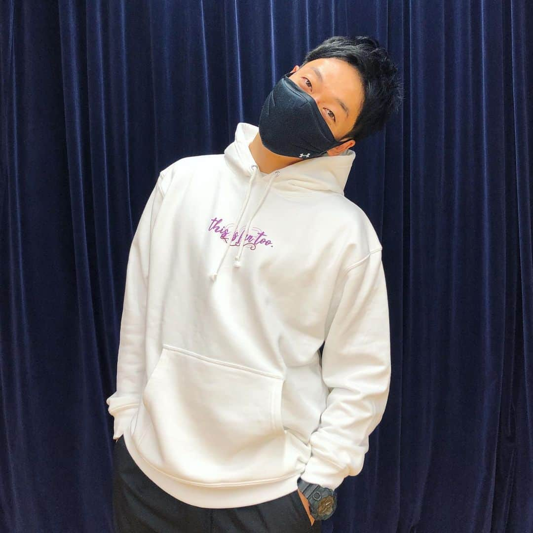 おばたのお兄さんさんのインスタグラム写真 - (おばたのお兄さんInstagram)「【新グッズ11月25日12時発売】 『パーカー欲しいです〜』の声から出す出す詐欺をし続けてやっとこです！『this is fun too.』は「これはこれで楽しいよ！」って事です。時代や環境に逆らえないけど、それに順応したら発見もあって楽しいよ！っていうポジティブなメッセージ。そう思って生きてます😊 価格は4500円！ サイズはS〜2XL。裏のデザインは無地。ユニセックス。25日にならないと反映されませんが、僕のインスタプロフィールに販売サイトがあります！そちらからぜひ！」11月22日 21時05分 - bataninmari