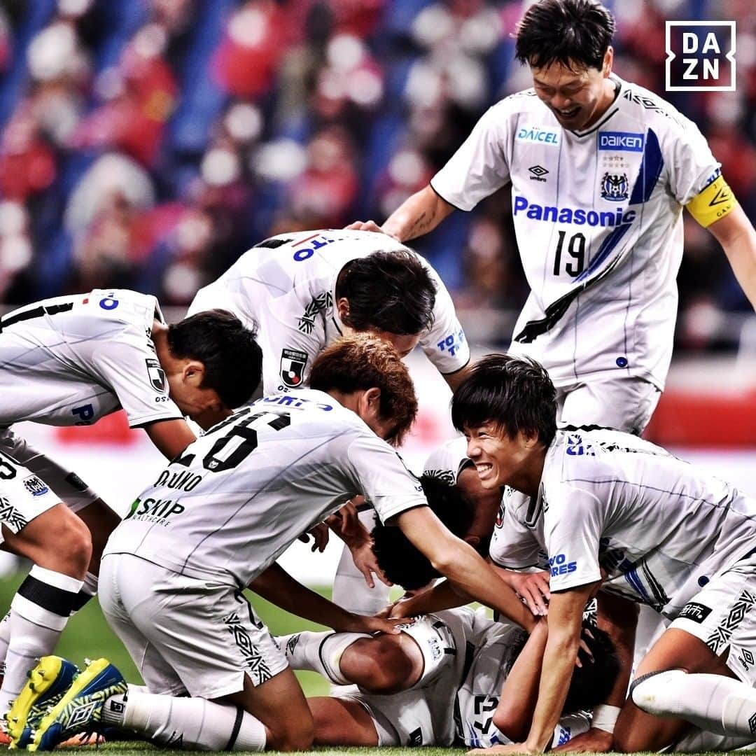 DAZN JAPANさんのインスタグラム写真 - (DAZN JAPANInstagram)「. ／ ガンバ大阪が 劇的逆転勝利！！ ＼ . G大阪は引き分け以下で試合を終えると、首位・川崎フロンターレの優勝が決まる状況で浦和レッズとのアウェイゲームを迎えた。 . 互いにチャンスを作りながらもスコアレスで後半に入ると、62分にCKの流れから痛恨の先制点を許す。 . 負けられない試合で苦しい展開に持ち込まれたが、直後の66分に宇佐美貴史のゴールで同点。さらに試合終盤の81分にはCKから髙尾瑠がJ1初ゴールとなるヘディングシュートを叩き込み逆転する。 . 最後は浦和に決定機を作られたが、守護神・東口順昭を中心になんとか逃げ切って勝ち点3をつかんだ。 . 優勝争いになんとか望みをつないだG大阪は、第29節で川崎Fと直接対決に臨む。 . 🏆明治安田生命J1第28節 🆚浦和×G大阪 📺DAZN.comで配信 . #DAZN #おうちでDAZN観戦 #soccer #football #jleague #j1 #jリーグ #gamba #gambaosaka」11月22日 21時05分 - dazn_jpn