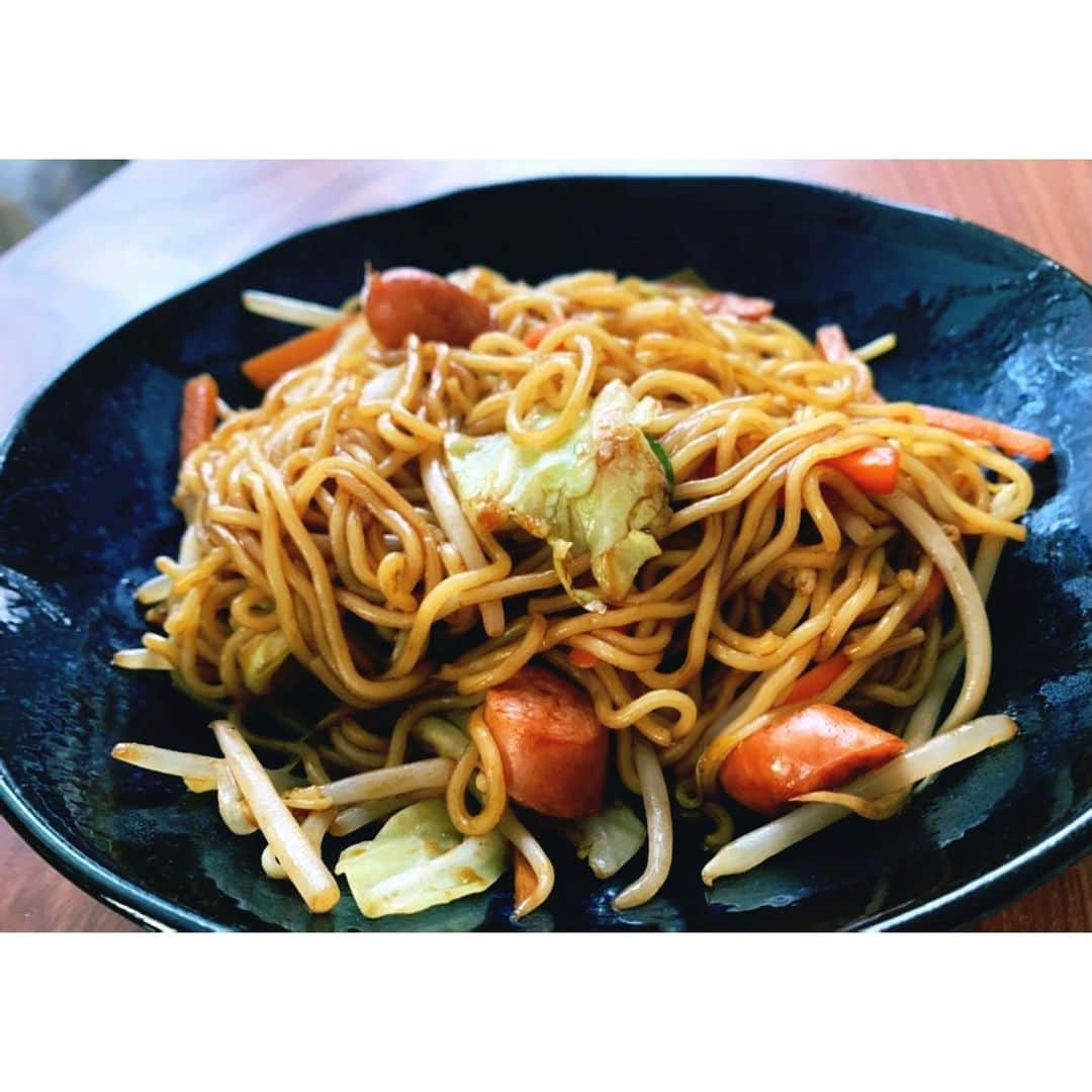 のインスタグラム：「お昼は焼きそばにしました。  年齢を重ね、カップ焼きそばが食べられない体質になってしまったので、夜食にペヤングを食べていた若き日を思い出します。」
