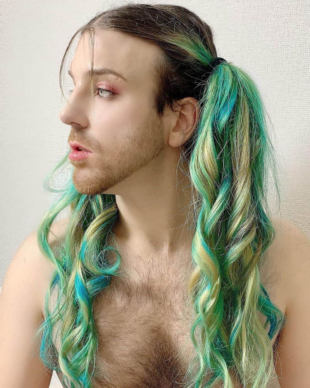 レディビアードのインスタグラム：「It’s Pigtails Day in Japan....  And this little piggy chose GREEN💚  #ladybeard #いいツインテールの日 #pigtails」