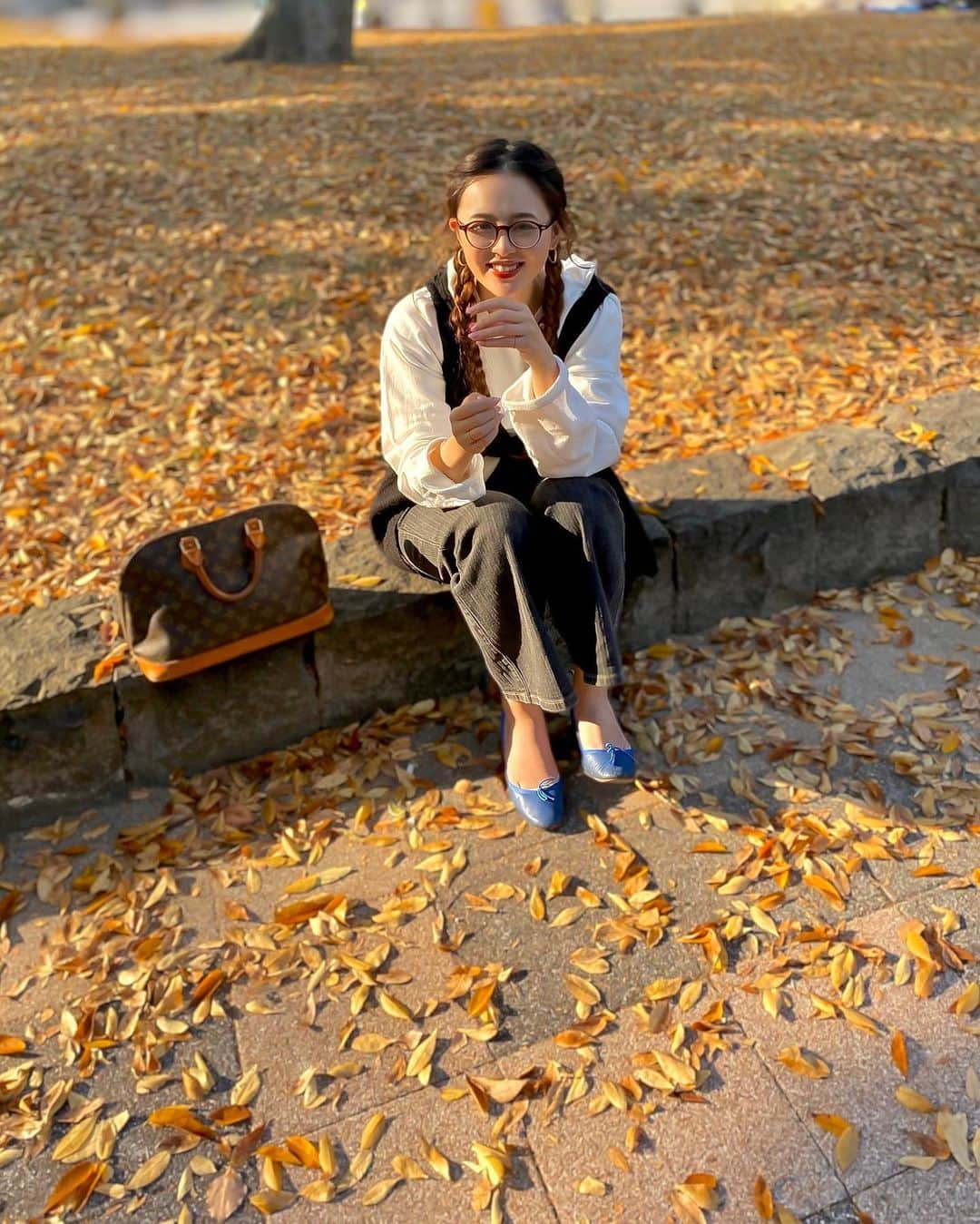 真衣ひなのさんのインスタグラム写真 - (真衣ひなのInstagram)「🤓🍂 青のレペットで黄色の絨毯の上を歩いたの。 枯葉よぉぉ〜〜♪ なんて歌いながら。 しあわせってこういう時間☺︎  ところで、 枯葉よぉぉ〜〜の続き歌えるひといる？」11月22日 21時08分 - hinano_mai