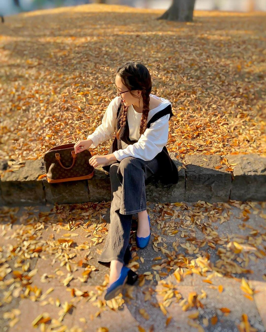 真衣ひなのさんのインスタグラム写真 - (真衣ひなのInstagram)「🤓🍂 青のレペットで黄色の絨毯の上を歩いたの。 枯葉よぉぉ〜〜♪ なんて歌いながら。 しあわせってこういう時間☺︎  ところで、 枯葉よぉぉ〜〜の続き歌えるひといる？」11月22日 21時08分 - hinano_mai