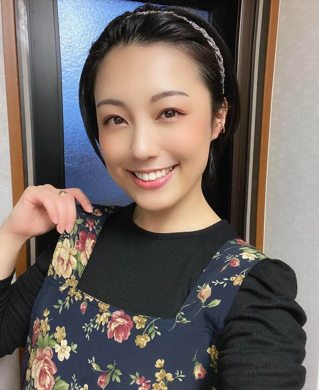 早瀬英里奈さんのインスタグラム写真 - (早瀬英里奈Instagram)「先日、五島列島から福岡へ引っ越しをして来た母方の祖父母と、約15年振りに再会することができました💐 ・ 上京してからは、なかなか五島列島まで行くことが出来ず。。 最後に会ったのは、祖父母が私の初舞台『黒蜥蜴』の福岡公演を観に来てくれた時でした✈️ ・ とは言え、よく電話をしているので実際に再会した時は、お互いに2.3年振りな感覚でもあったのですが。。笑 ・ 晩ご飯の買い出しの帰り道に「えりちゃんと歩いてるのが夢のよう♪」と、言った祖母🌸 これからは可能な限り会いに行って恩返ししようと思います💐 ・ この日は私が晩ご飯を作らせて貰ったのですが、祖母に借りたエプロンが凄く良いエプロンだったので、エプロンなのにそれを汚せない私でした🤣 ・ ・ ・ #祖父母 #母方 #15年振り #再会 #五島列島 #福岡 #初舞台 #黒蜥蜴 #2005 #福岡公演 #恩返し #晩ご飯 #エプロン #早瀬英里奈」11月22日 21時08分 - erina.hayase