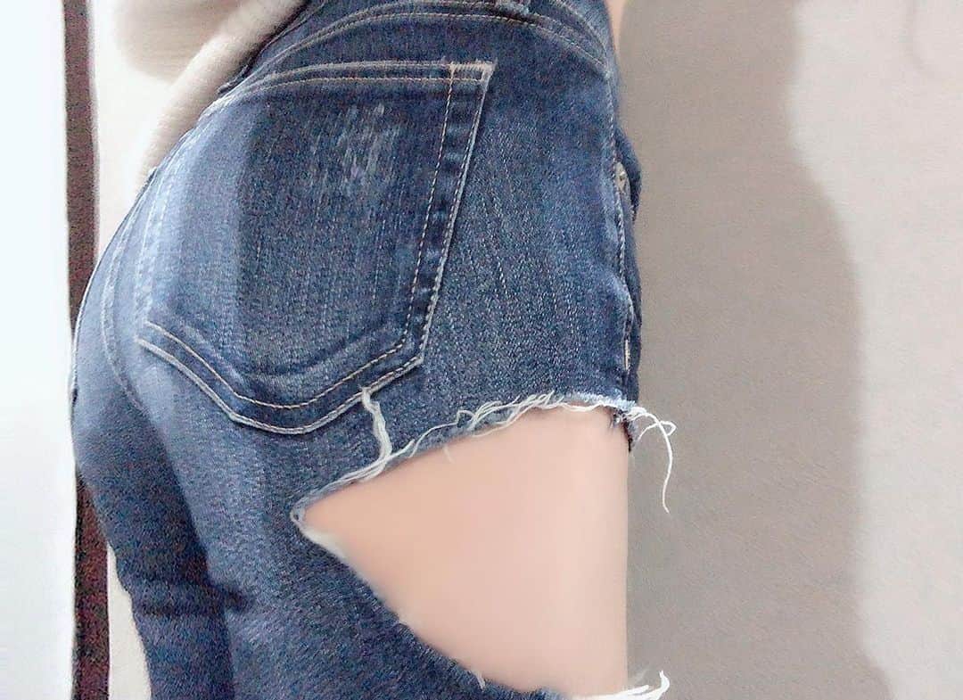 yuu__aaaのインスタグラム：「. . 🍑💞 . たまにデニム自分で破ってる👖 . . #お尻#hip#デニム#denim#ダメージジーンズ #ダメージデニム #コーデ#ootd #sexy#ootdfashion #冬コーデ」