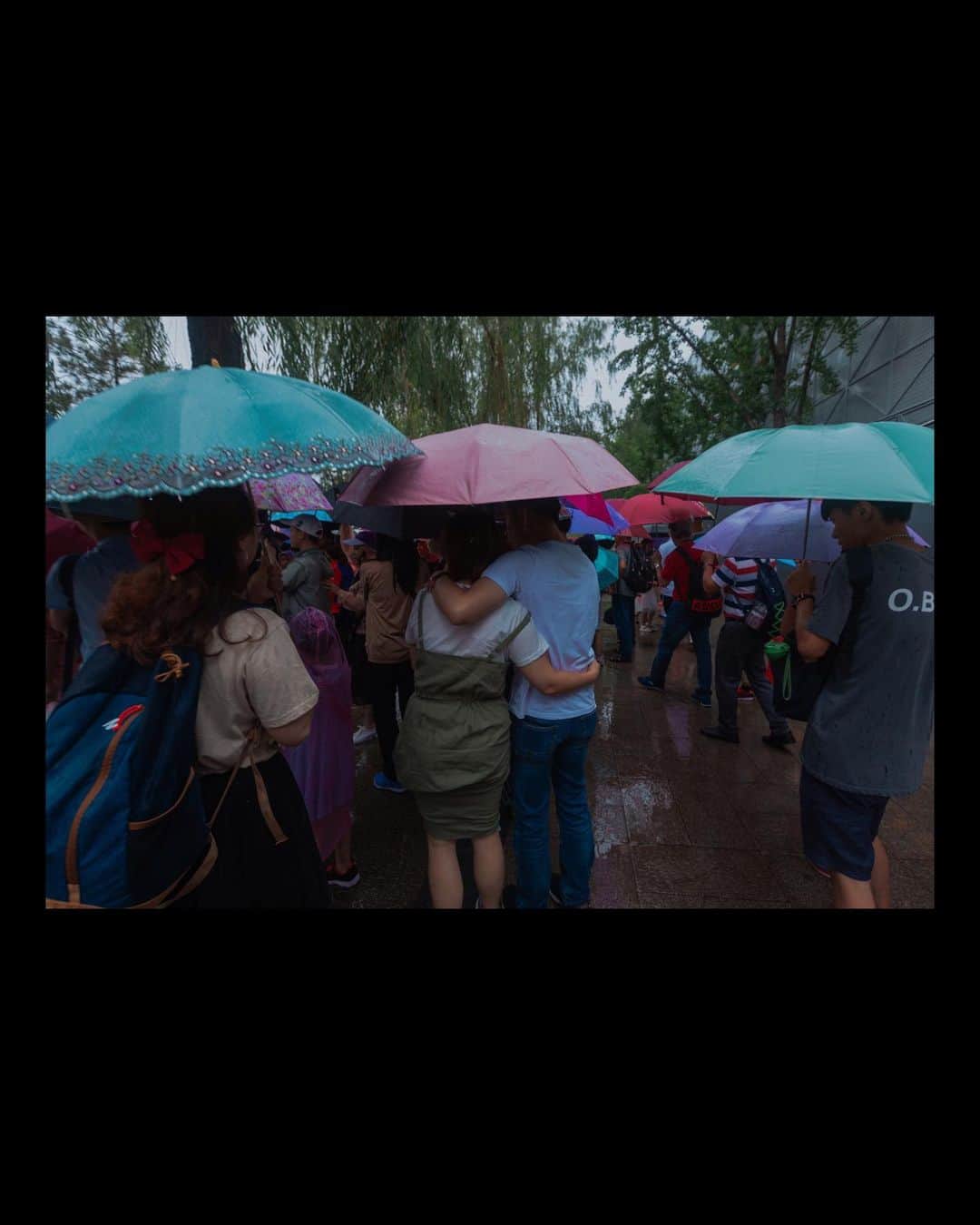 Putri Anindyaさんのインスタグラム写真 - (Putri AnindyaInstagram)「a colorful forbidden city //   I remember it was a very very stormy day. The rain didn’t stop that morning but we had Forbidden City in the schedule. For someone who loves history so much, I’ve been longing to visit this place and the rain didn’t feel like a burden for me. Funny thing, I took a lot of pictures here and just edited them days ago. Two and half years just sitting inside my harddisk without any urge to edit these photos. When I try to edit it, I realized how gloomy it was that day so I adjusted with the umbrella colors instead. I feel happy with the results though it’s so contrast with the expression of the strangers who got soaked in the rain.   Which slides that got your eyes? 👀」11月22日 21時11分 - puanindya