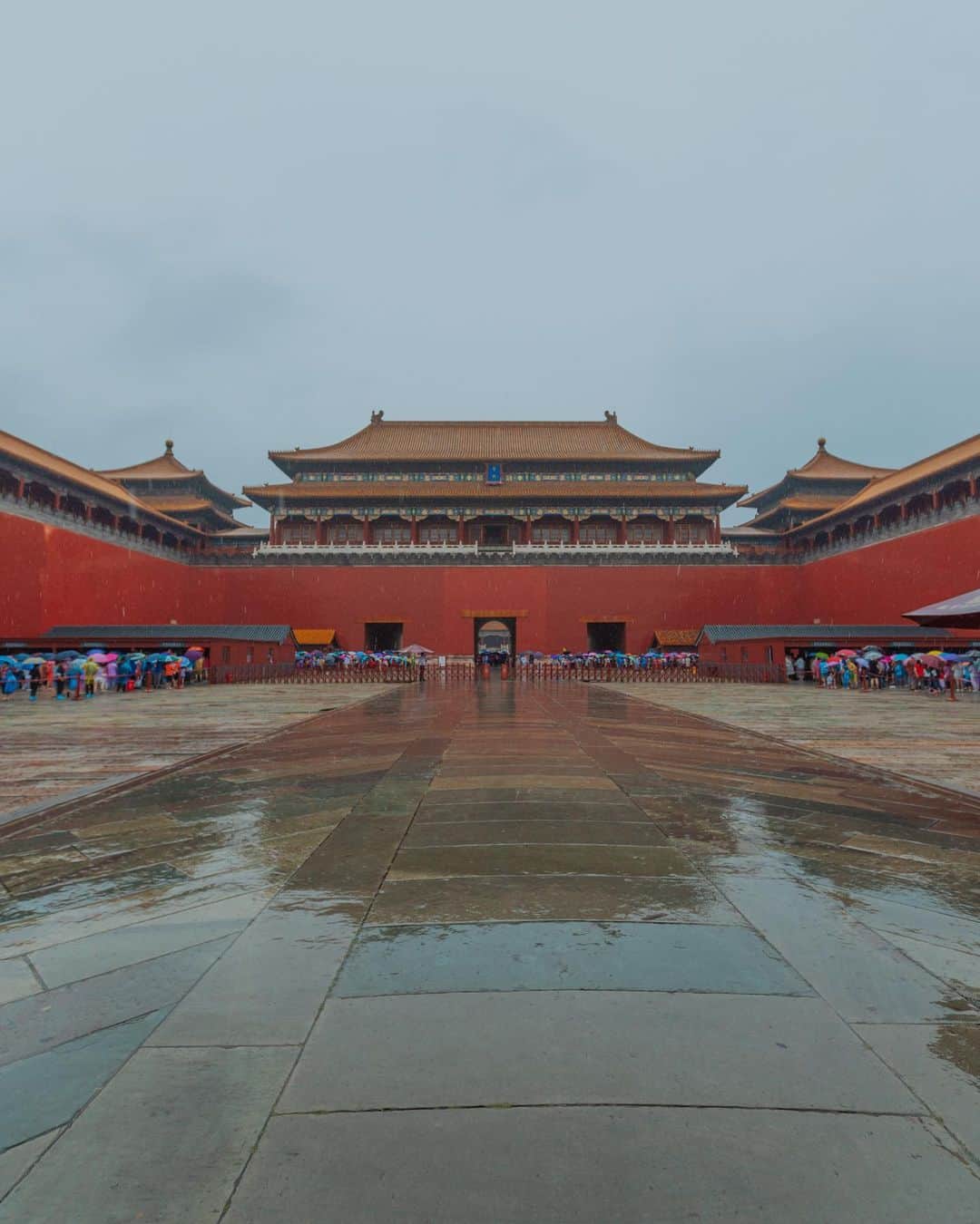 Putri Anindyaさんのインスタグラム写真 - (Putri AnindyaInstagram)「a colorful forbidden city //   I remember it was a very very stormy day. The rain didn’t stop that morning but we had Forbidden City in the schedule. For someone who loves history so much, I’ve been longing to visit this place and the rain didn’t feel like a burden for me. Funny thing, I took a lot of pictures here and just edited them days ago. Two and half years just sitting inside my harddisk without any urge to edit these photos. When I try to edit it, I realized how gloomy it was that day so I adjusted with the umbrella colors instead. I feel happy with the results though it’s so contrast with the expression of the strangers who got soaked in the rain.   Which slides that got your eyes? 👀」11月22日 21時11分 - puanindya